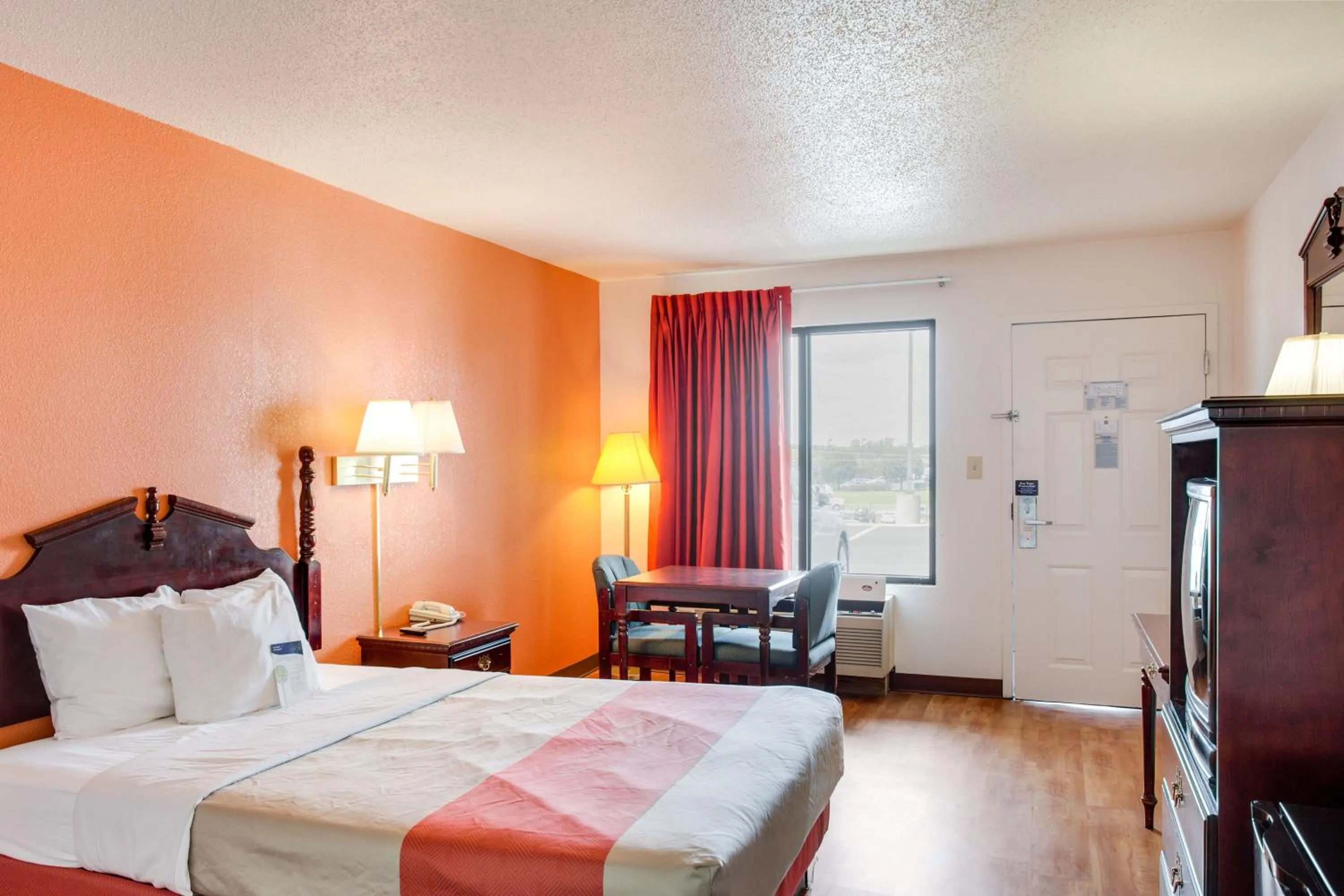 King Room with Roll-in Shower - Disability Access - Non-Smoking in Motel 6-White House, TN