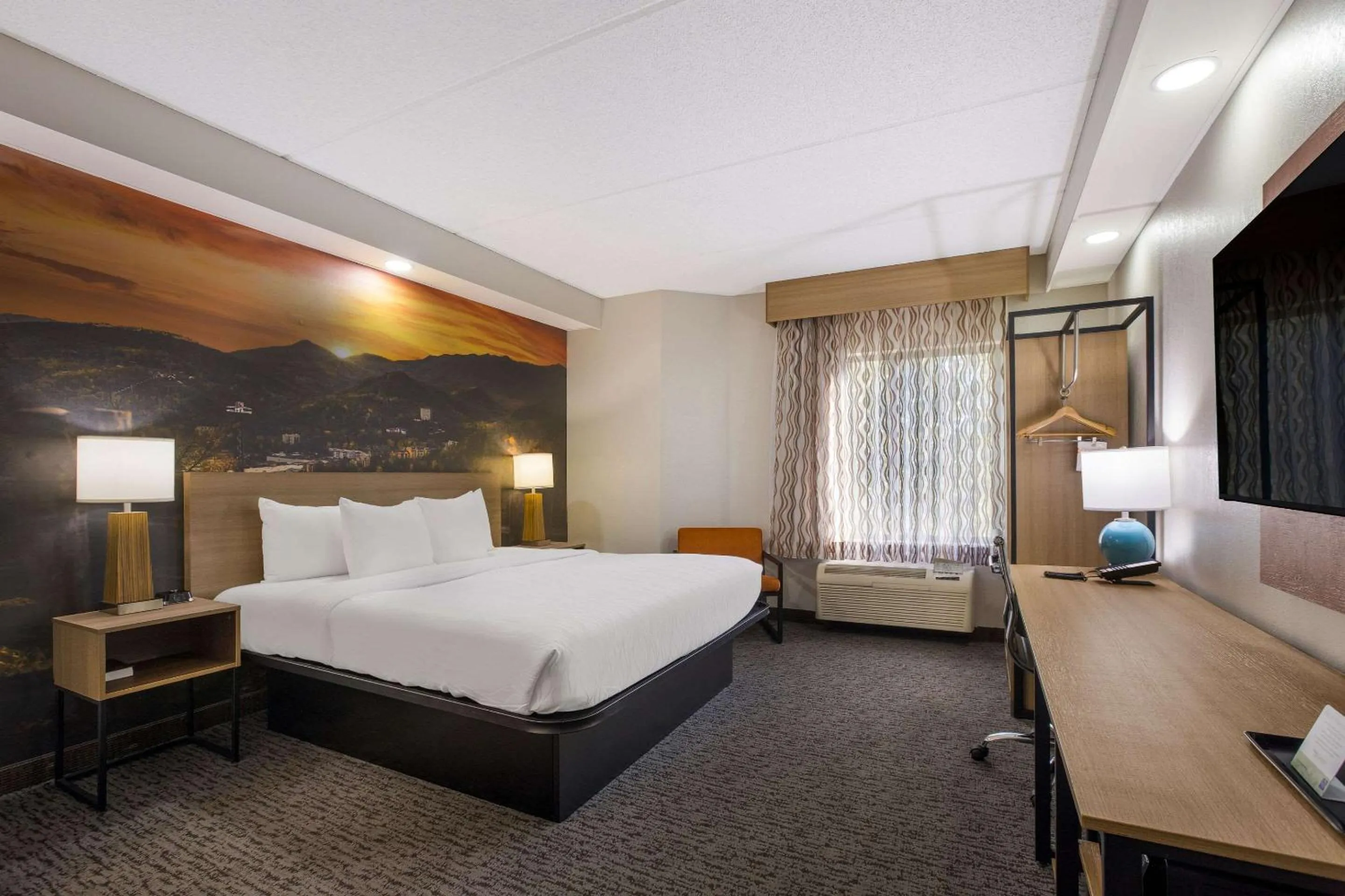 King Room - Non-Smoking in Clarion Pointe Sevierville-Pigeon Forge
