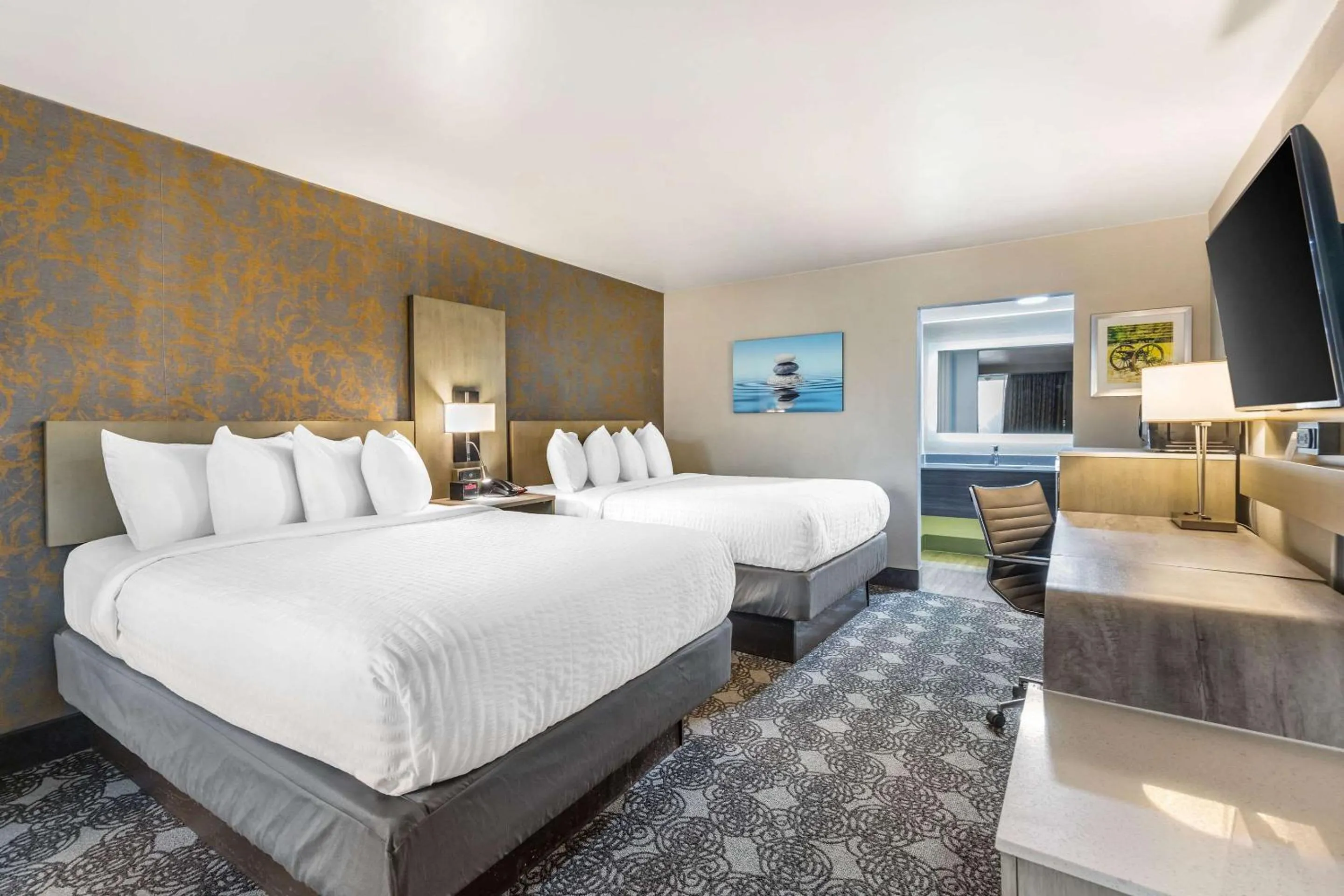 Deluxe Queen Room with Two Queen Beds in Clarion Inn Murfreesboro Old Fort Pkwy