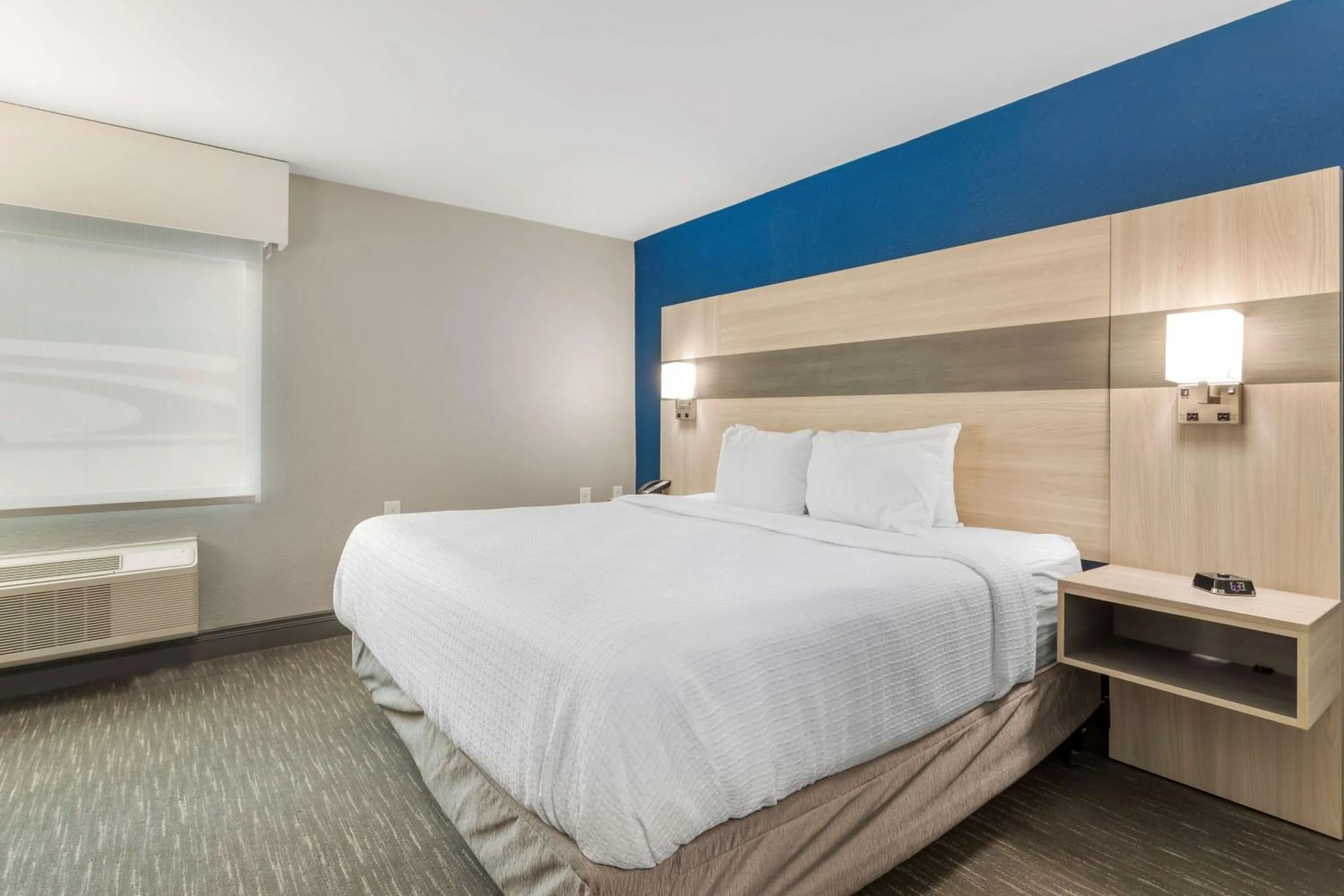 King Room with Roll-in Shower - Disability Access/Non-Smoking in Best Western Plus Magnolia Inn & Suites