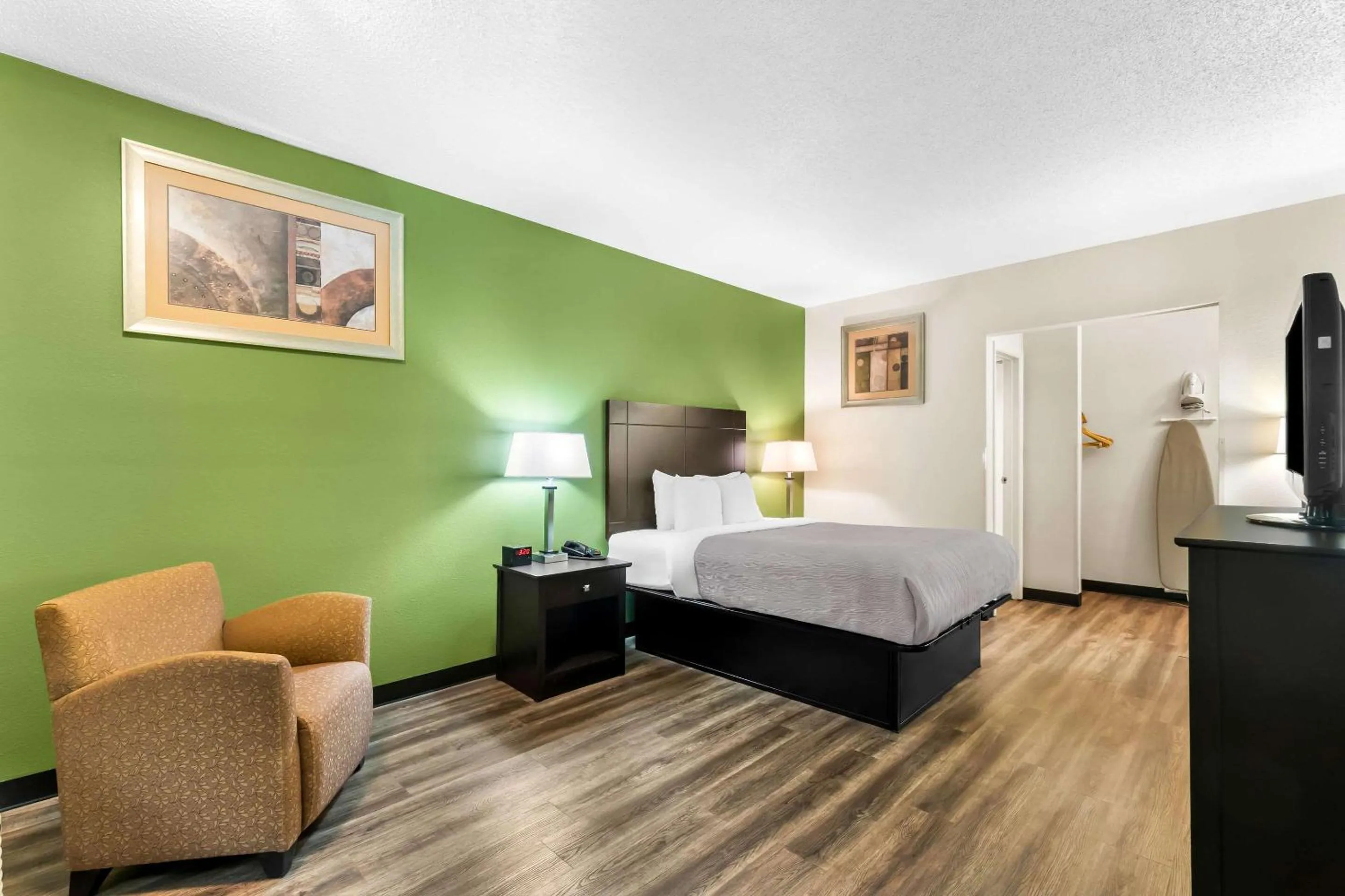 Queen Room - Non-Smoking in Quality Inn Tullahoma