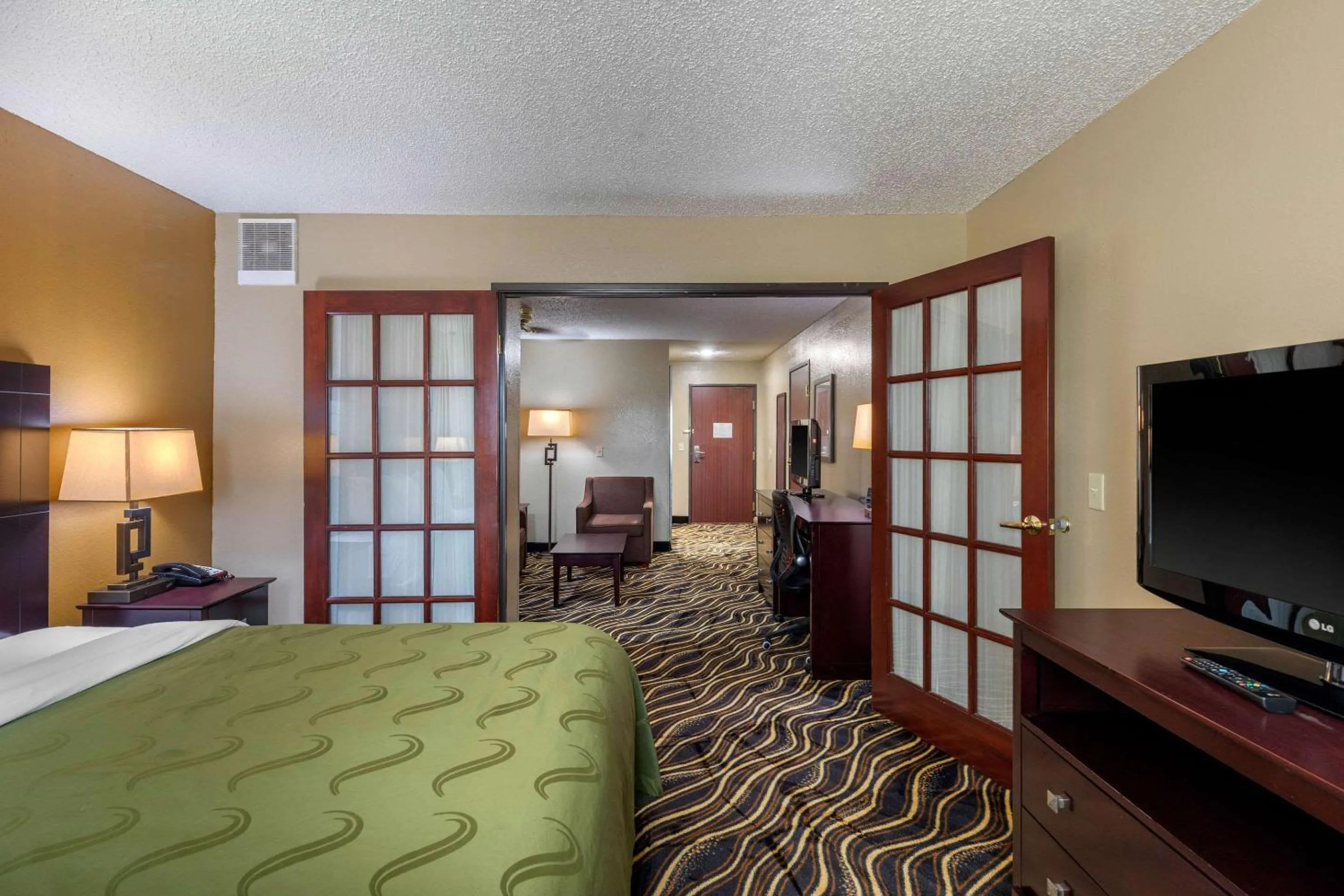 King Suite - Non-Smoking in Quality Suites Addison-Dallas
