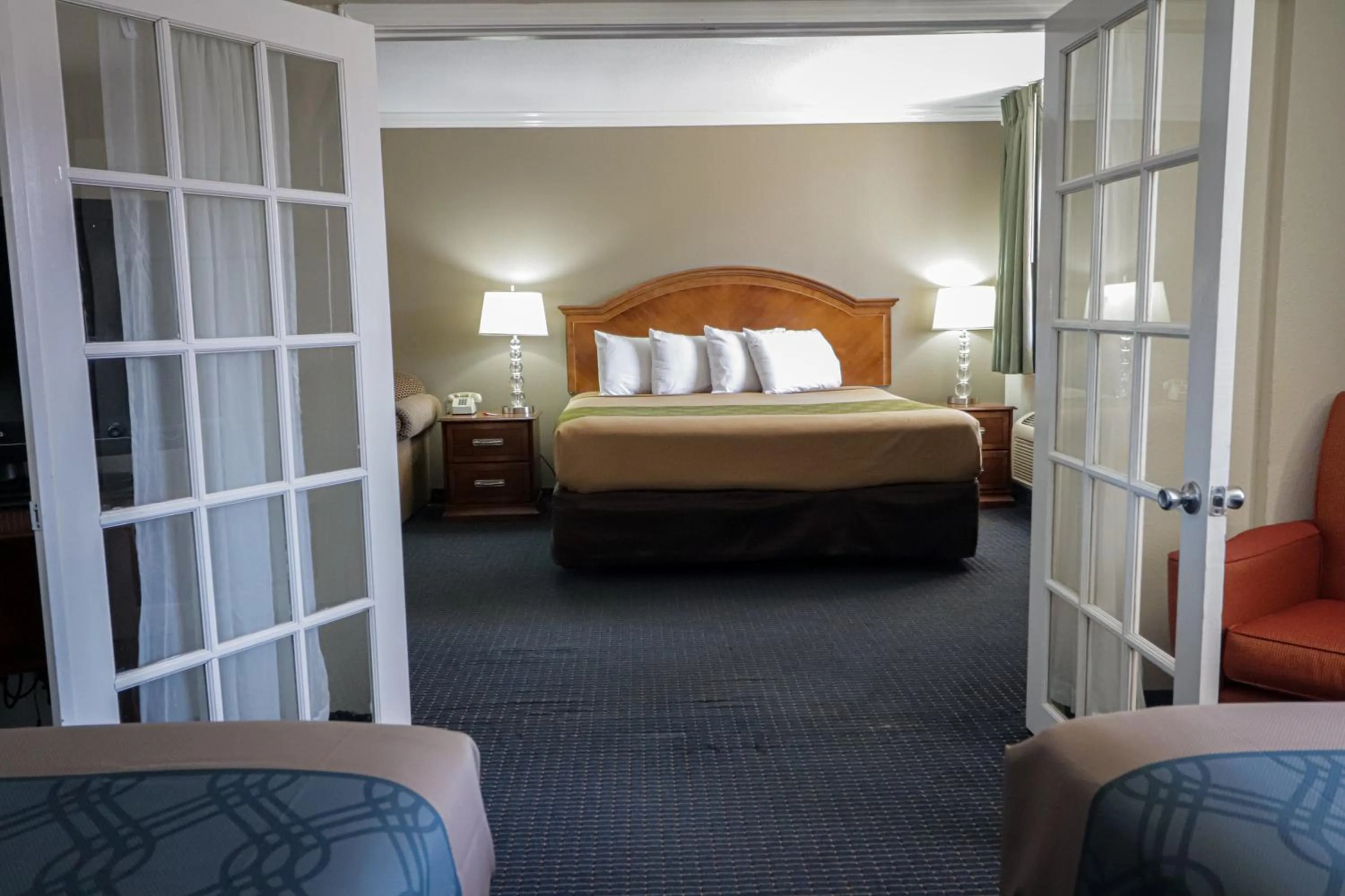 Deluxe Family Suite in University Inn & Suites