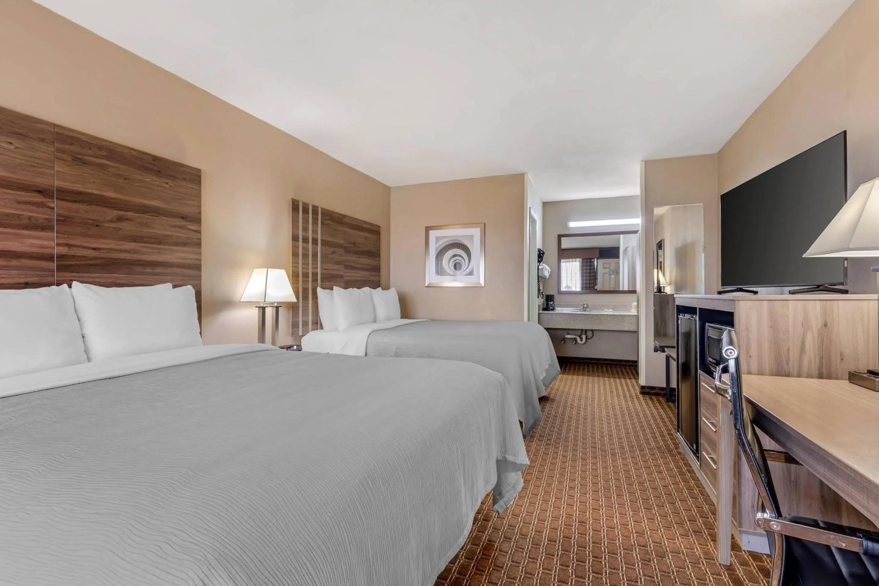 Queen Room with Two Queen Beds - Smoking in Quality Inn Paris Texas