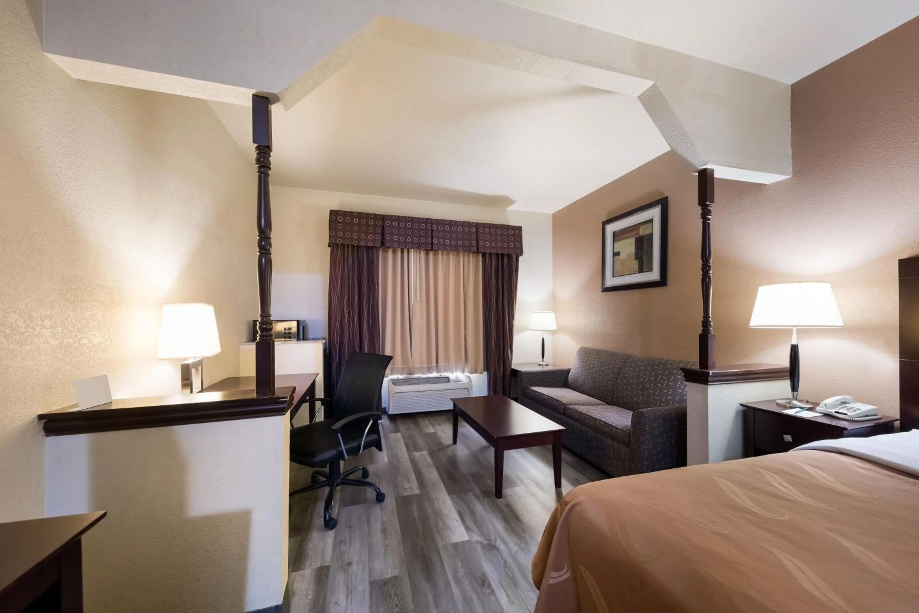 King Suite - Non-Smoking in Quality Inn & Suites Terrell