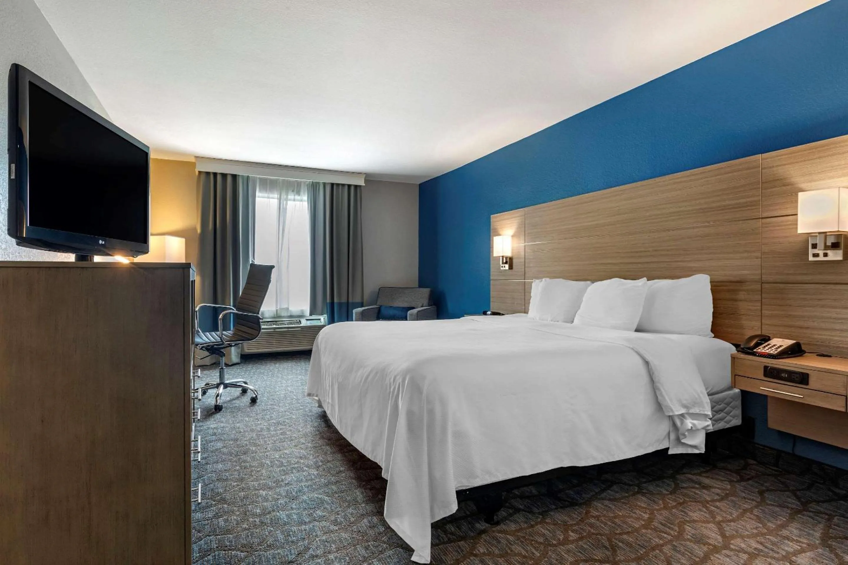 King Room - Accessible/Non-Smoking in Comfort Inn & Suites Mansfield