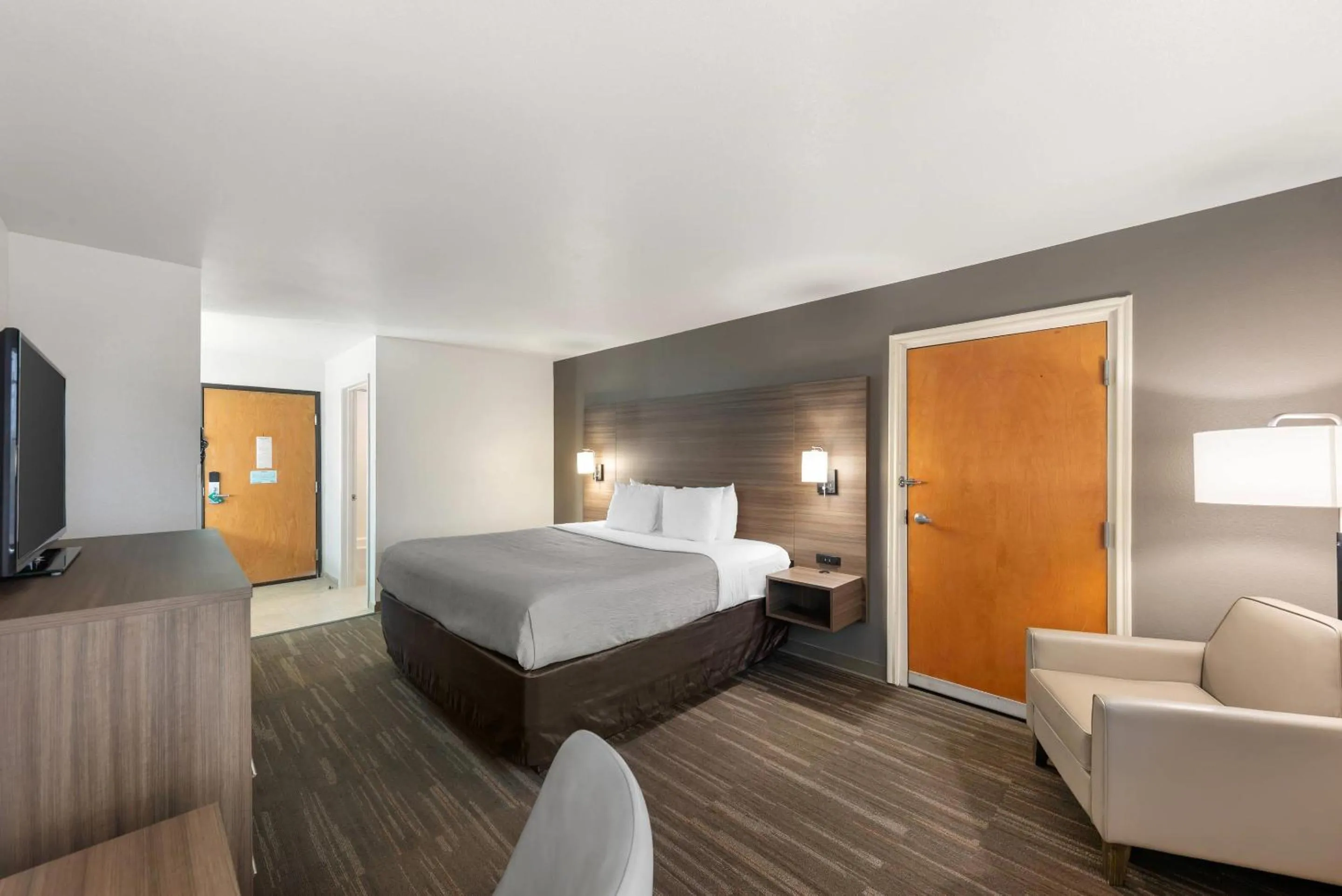 King Room in Quality Inn Near Seaworld - Lackland