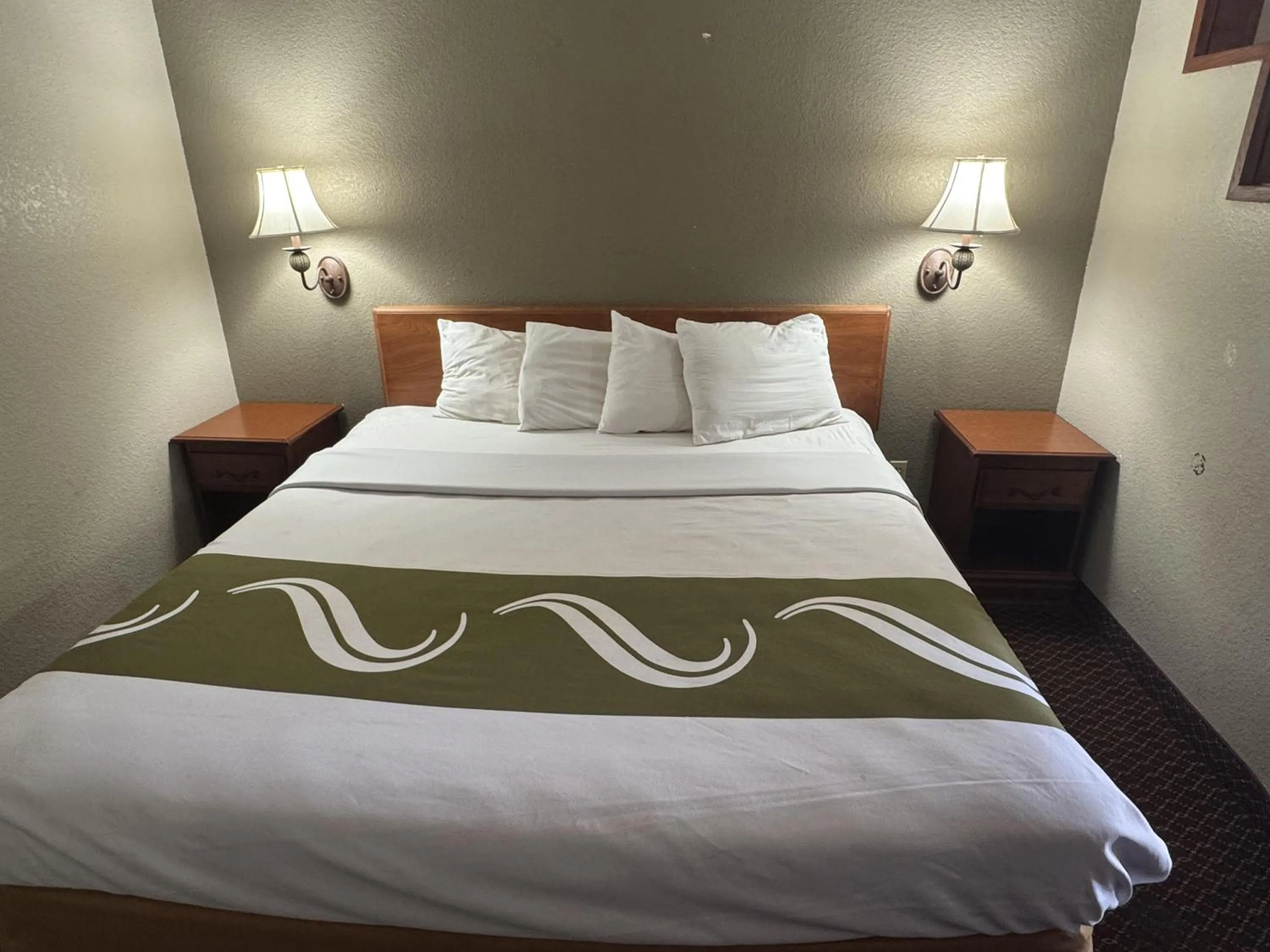 King Room - Non-Smoking in Rodeway Inn & Suites South of Fiesta Park