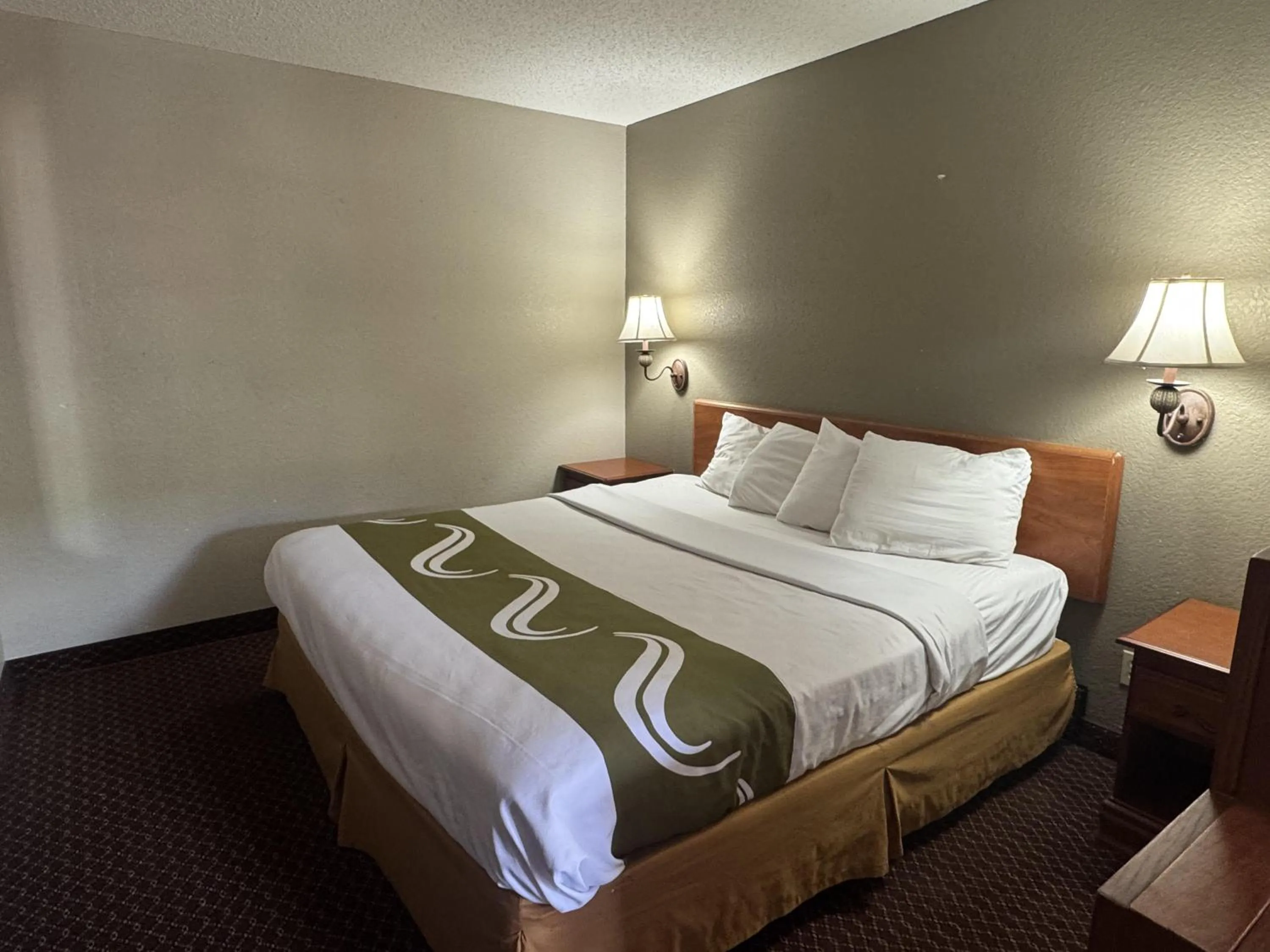 King Suite - Smoking in Rodeway Inn & Suites South of Fiesta Park