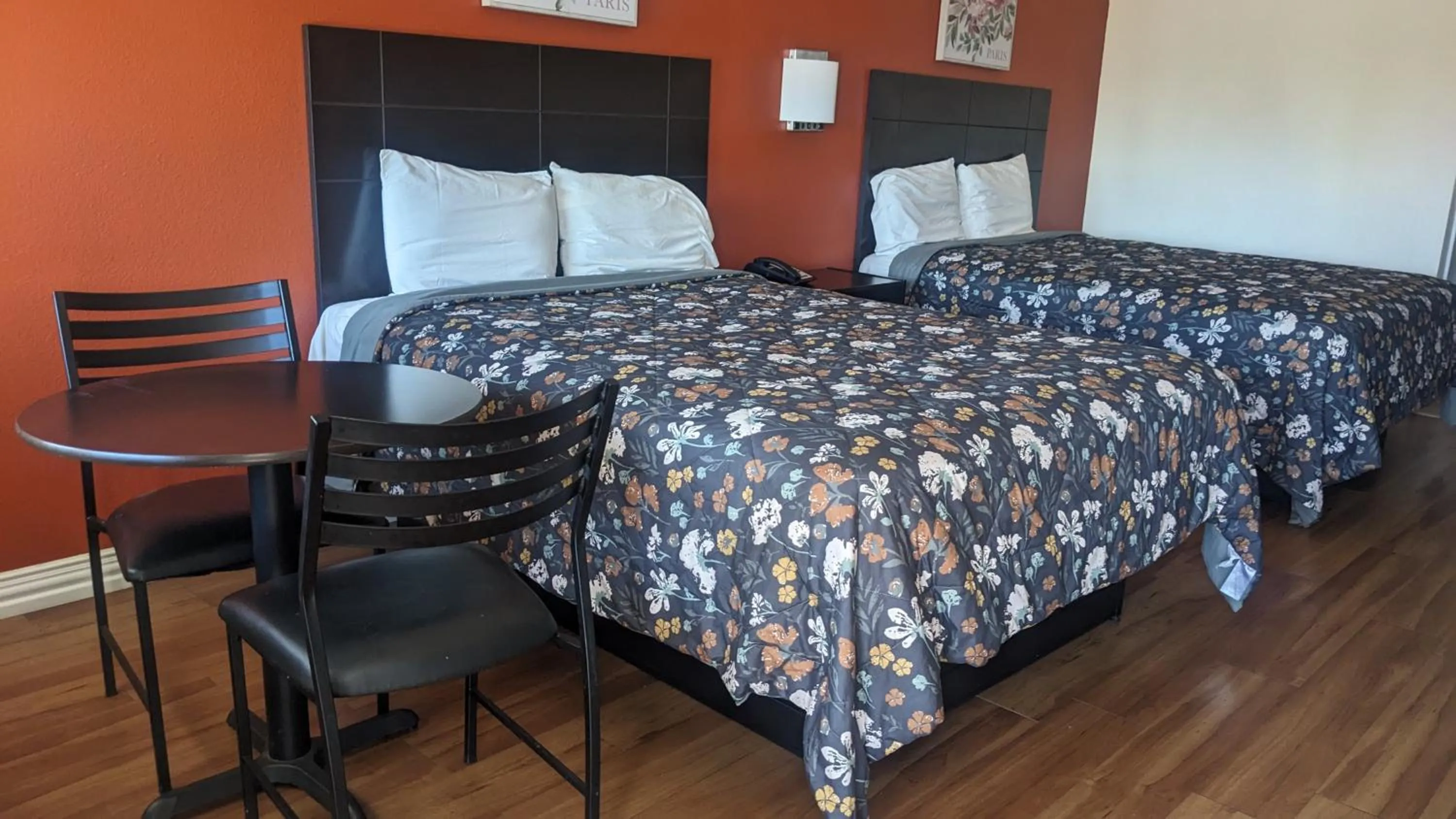 Queen Room with Two Queen Beds - Smoking in Rodeway Inn & Suites Humble IAH