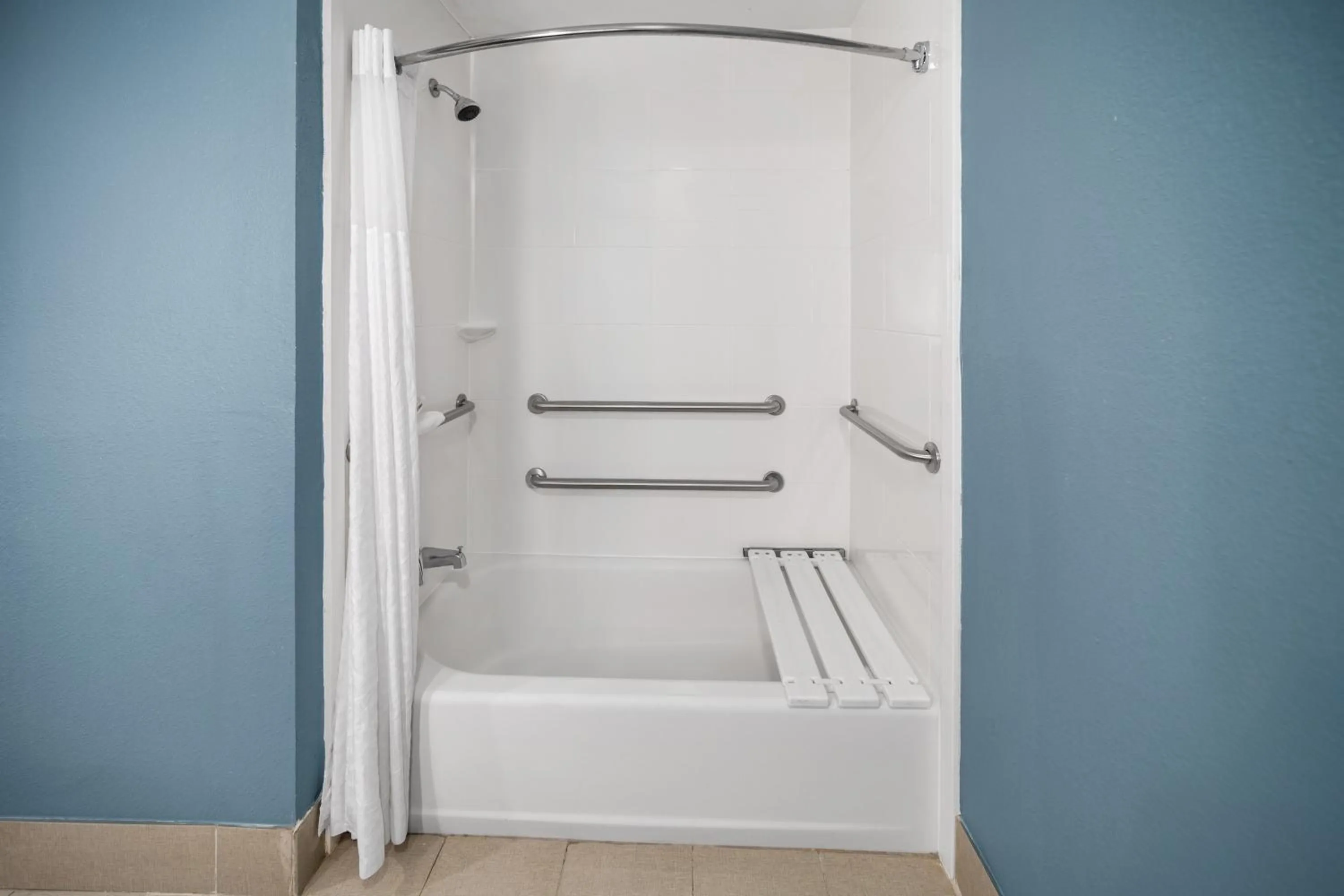 Queen Suite with Two Queen Beds, Mobility Access and Bathtub with Grab Bars, Non-Smoking in Wingate by Wyndham College Station South