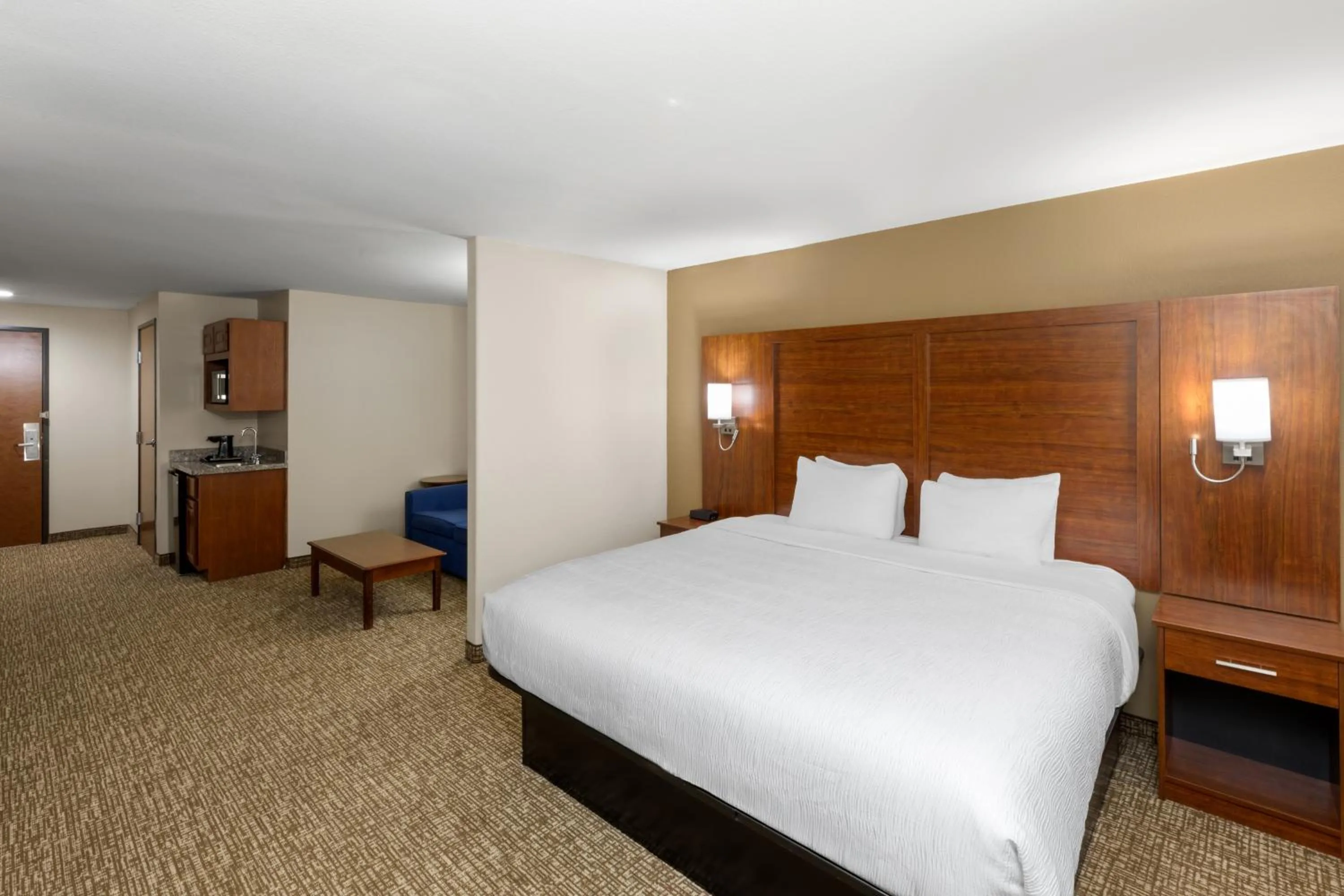 King Suite with Mobility Access and Bathtub with Grab Bars, Non-Smoking in Wingate by Wyndham College Station South