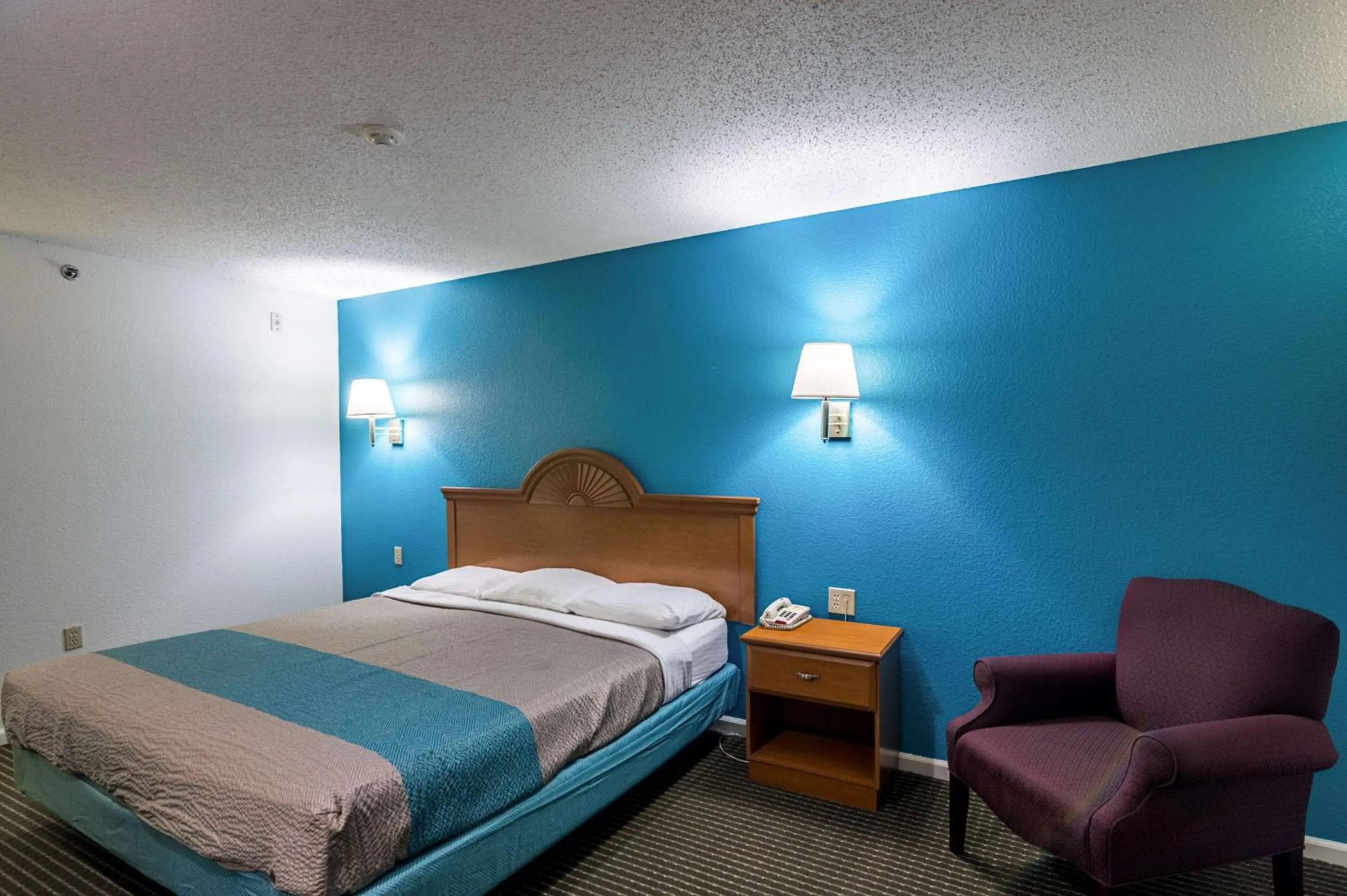King Room - single occupancy - Disability Access - Non-Smoking in Motel 6-Azle, TX