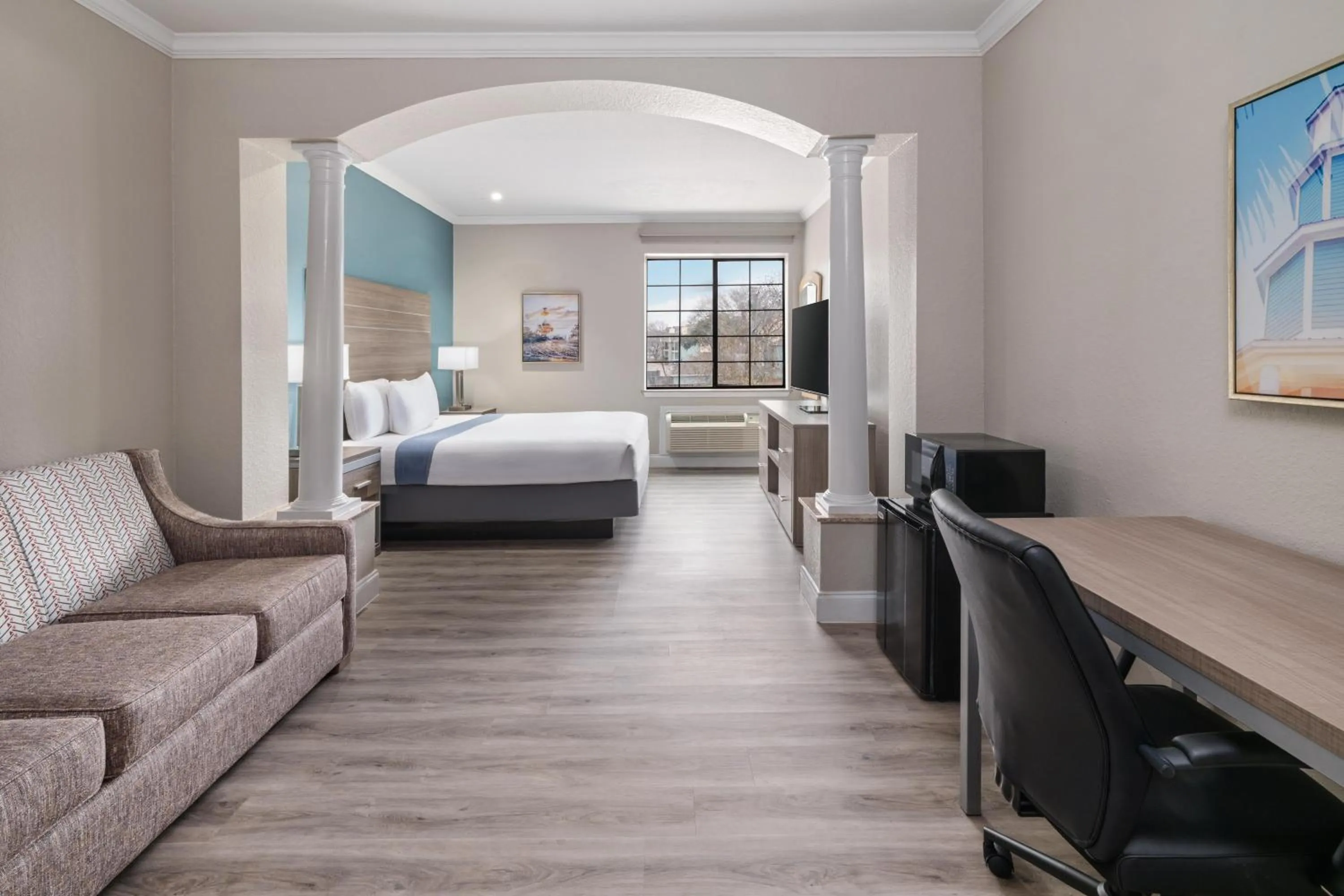 King Suite with Bath Tub and Sofa Bed - Disability/Non-Smoking in Melrose @ Seabrook, BW Signature Collection by Best Western