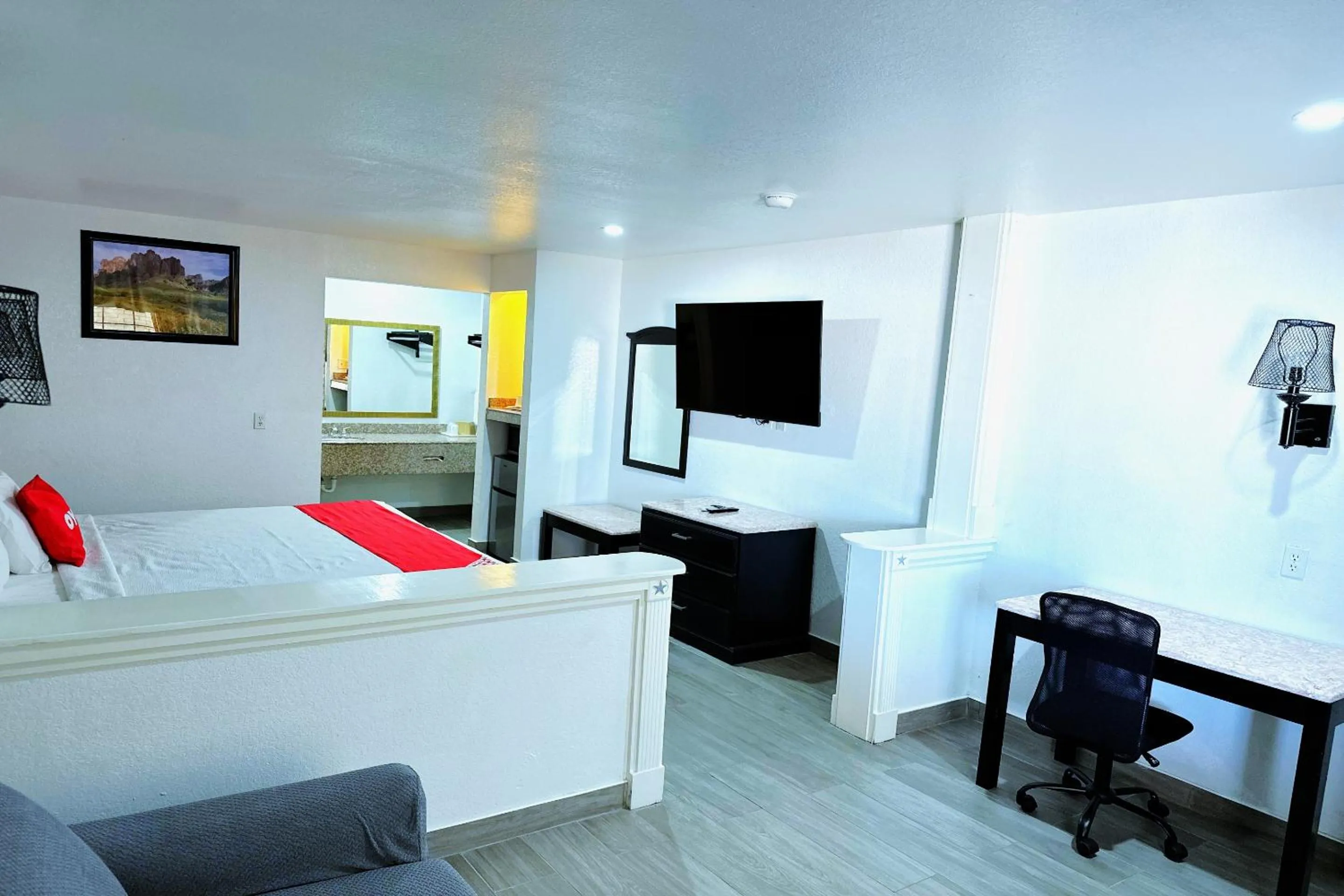 King Bed Smoking in Three Rivers Executive Inn & Suites By OYO