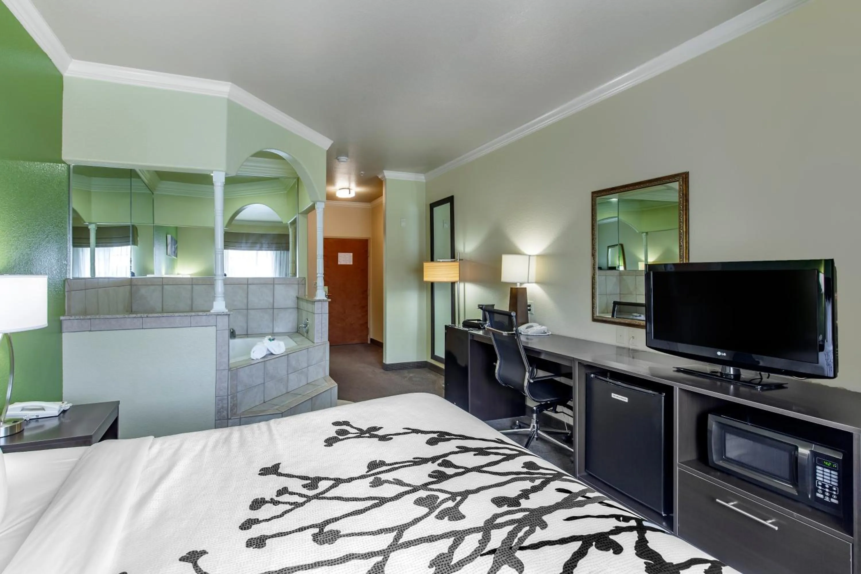 King Suite with Whirlpool- Accessible in Sleep Inn & Suites Hewitt - South Waco