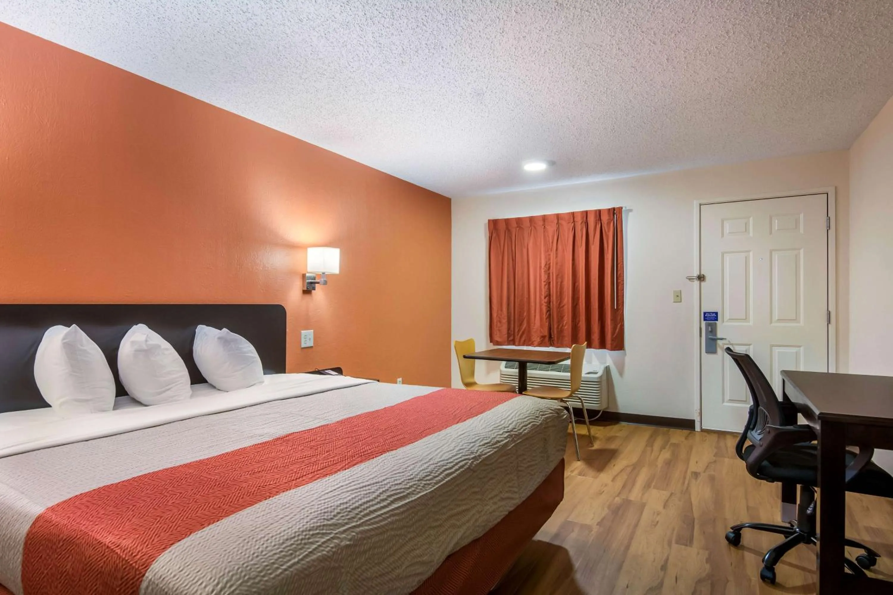 Queen Room - Non-Smoking in Motel 6-Winnie, TX