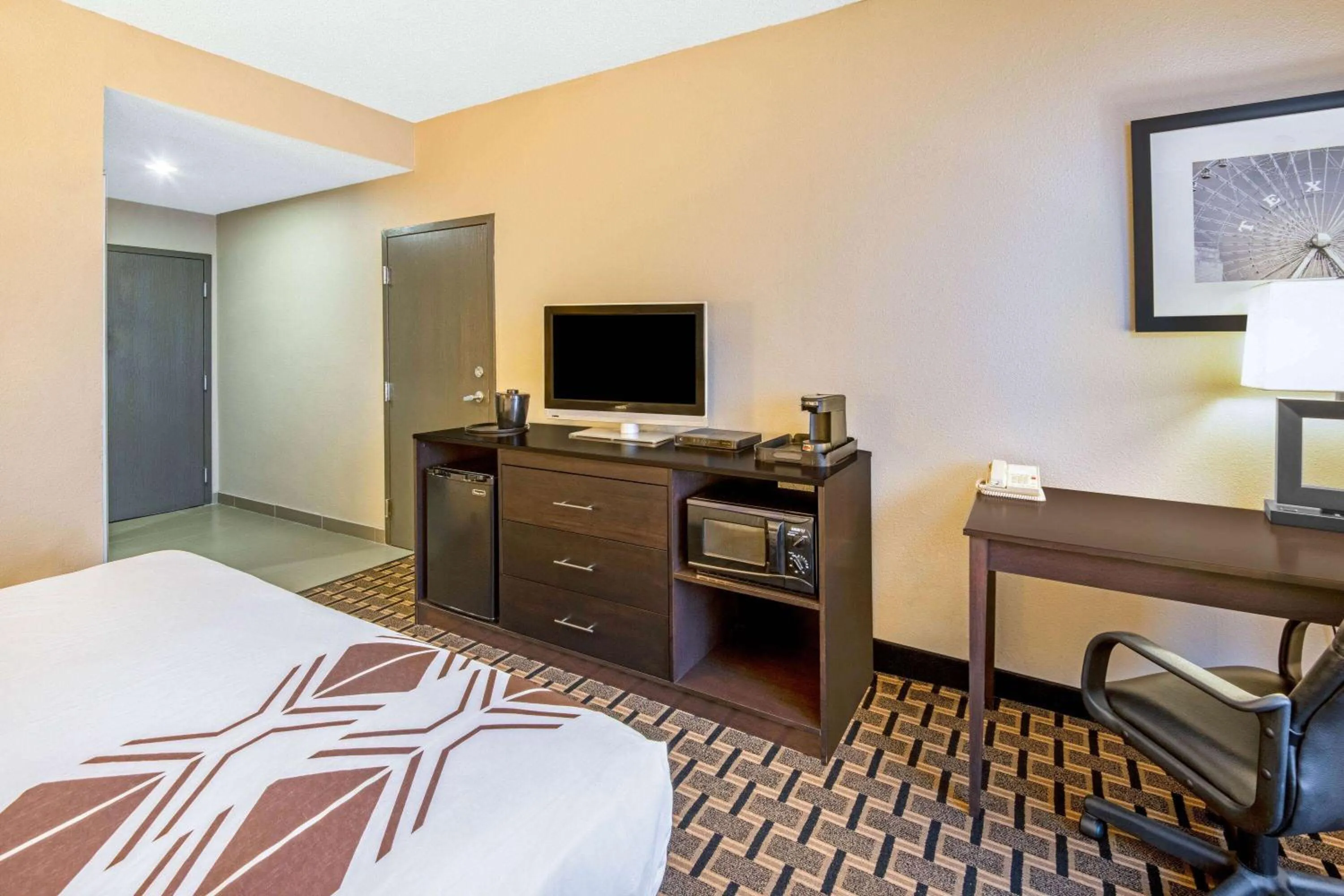 King Room with Bath Tub - Mobility/Hearing Accessible - Non-Smoking in La Quinta by Wyndham Denison - North Lake Texoma