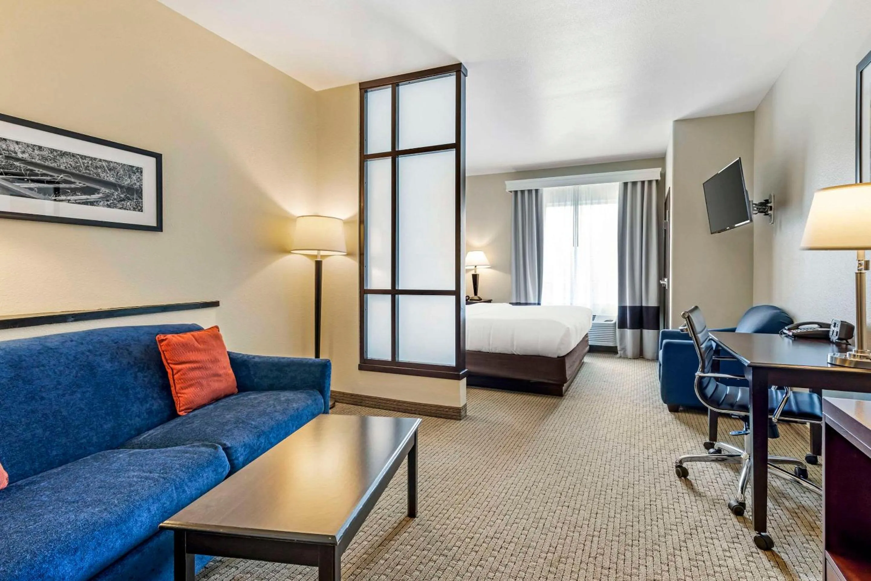 King Suite - Disability Access/Non-Smoking in Comfort Suites