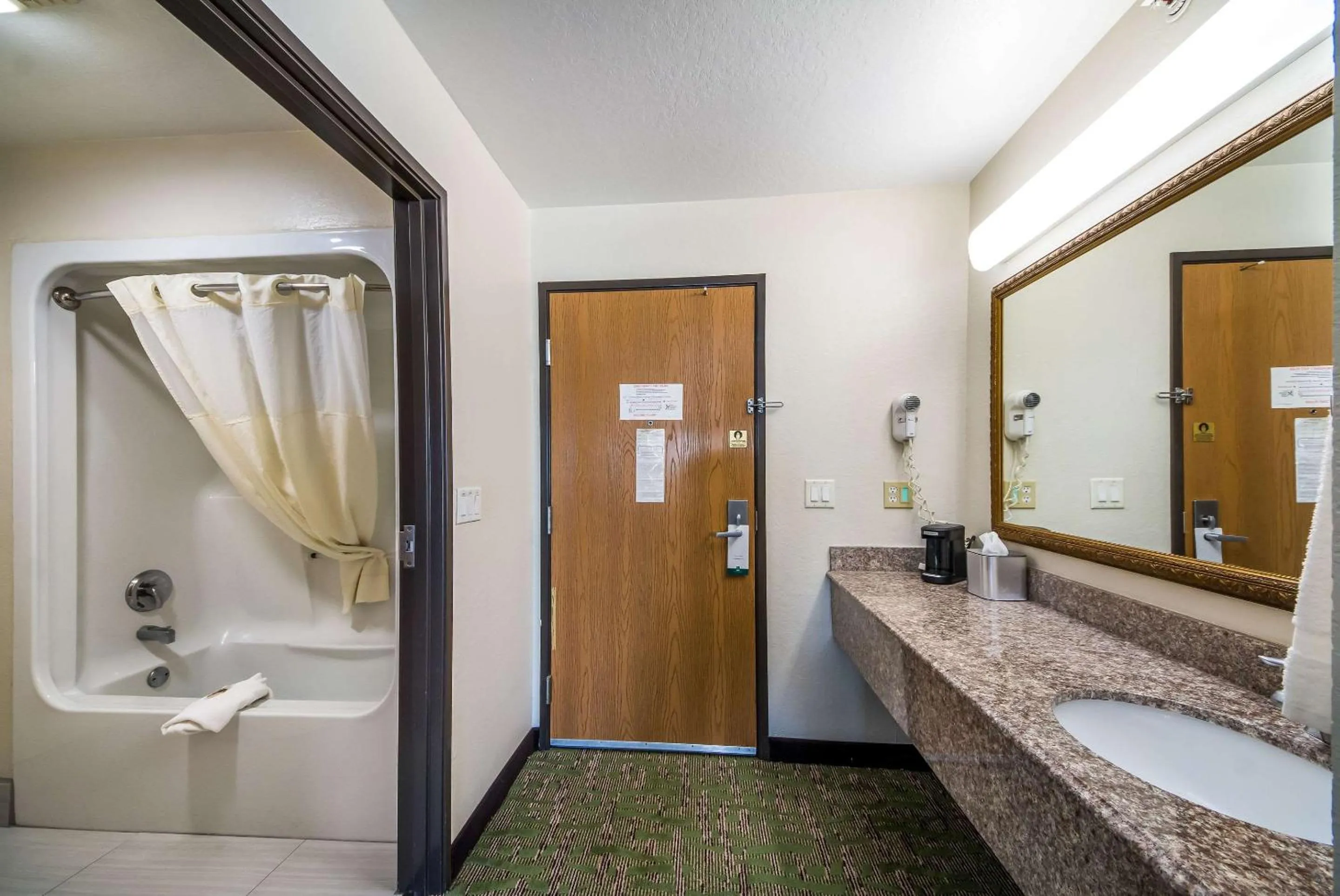 Standard King Room - Non-Smoking  in Quality Suites San Antonio Brooks City Base