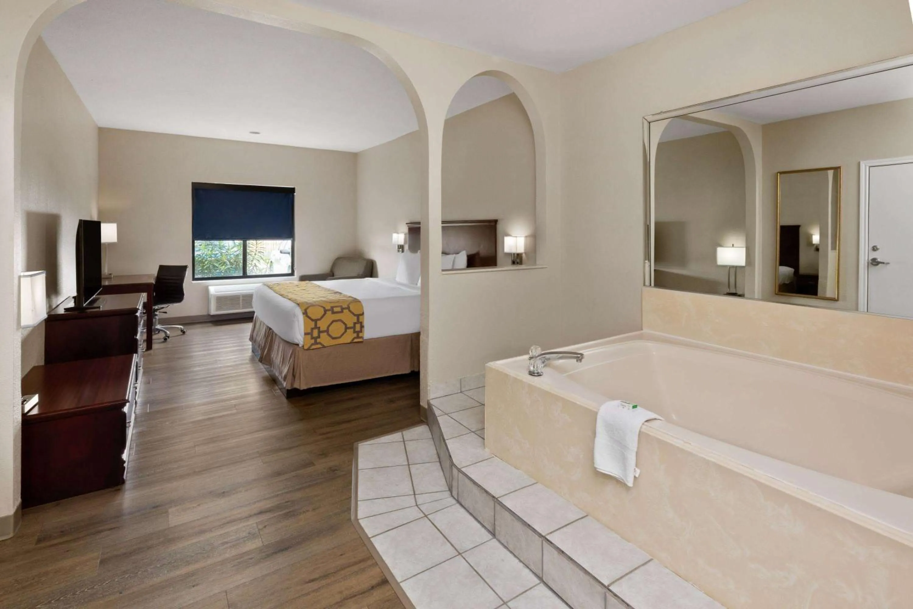 King Suite with Jetted Tub - Non-Smoking in Baymont by Wyndham Houston Brookhollow