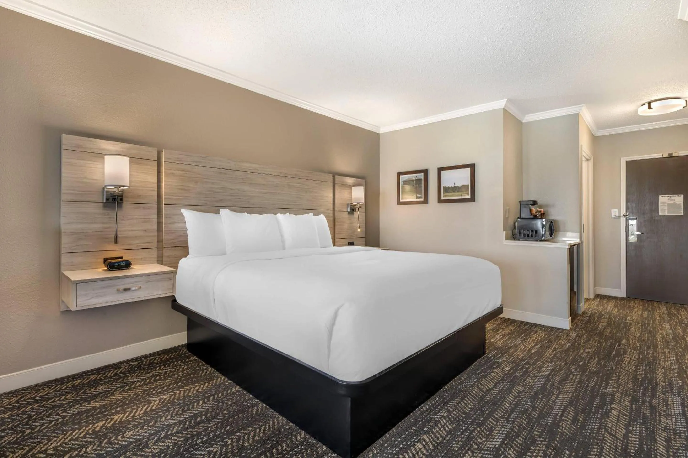 Premium King Suite in Comfort Suites Chincoteague Island Bayfront Resort