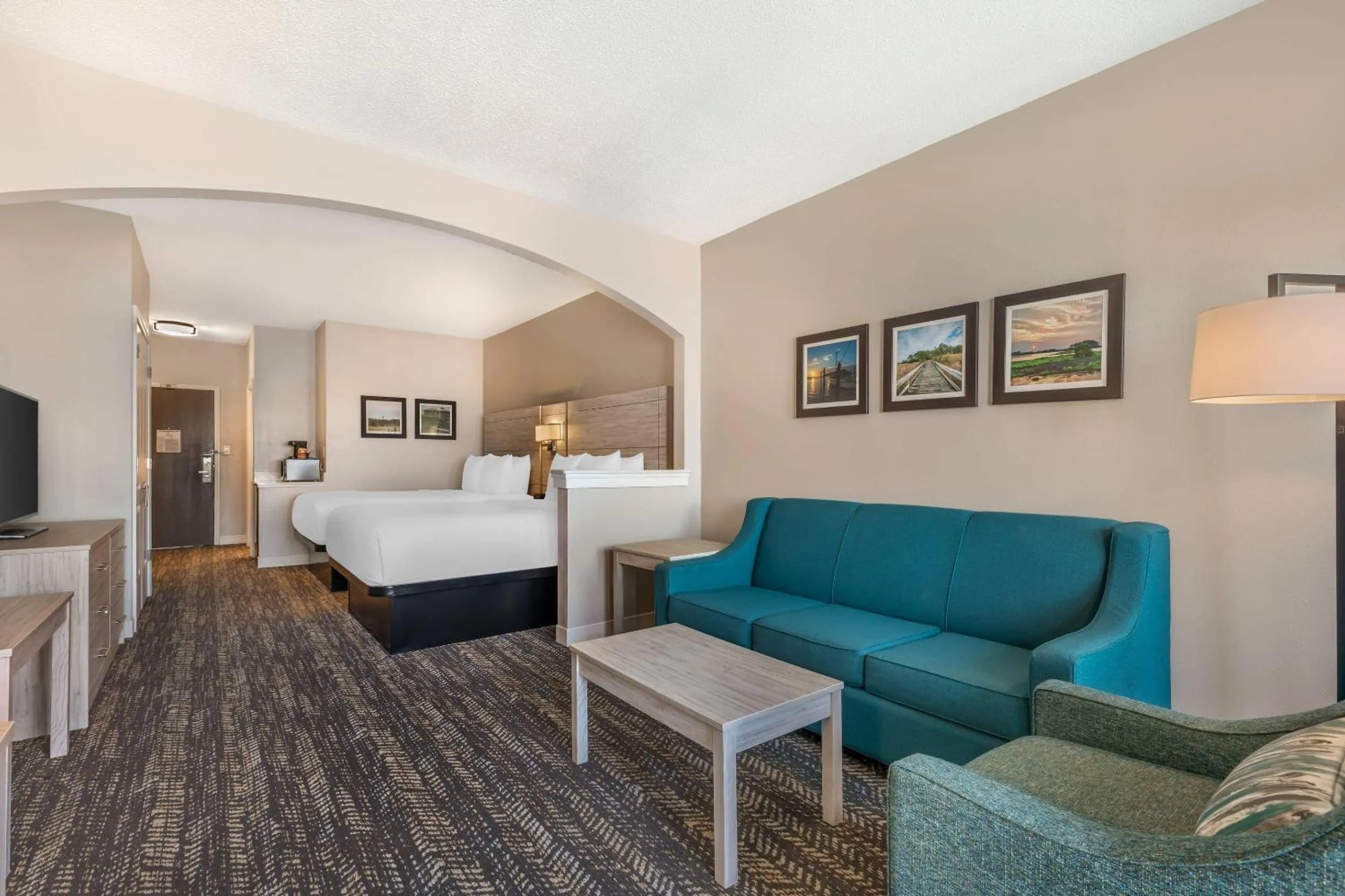 Deluxe View Double Queen Suite in Comfort Suites Chincoteague Island Bayfront Resort