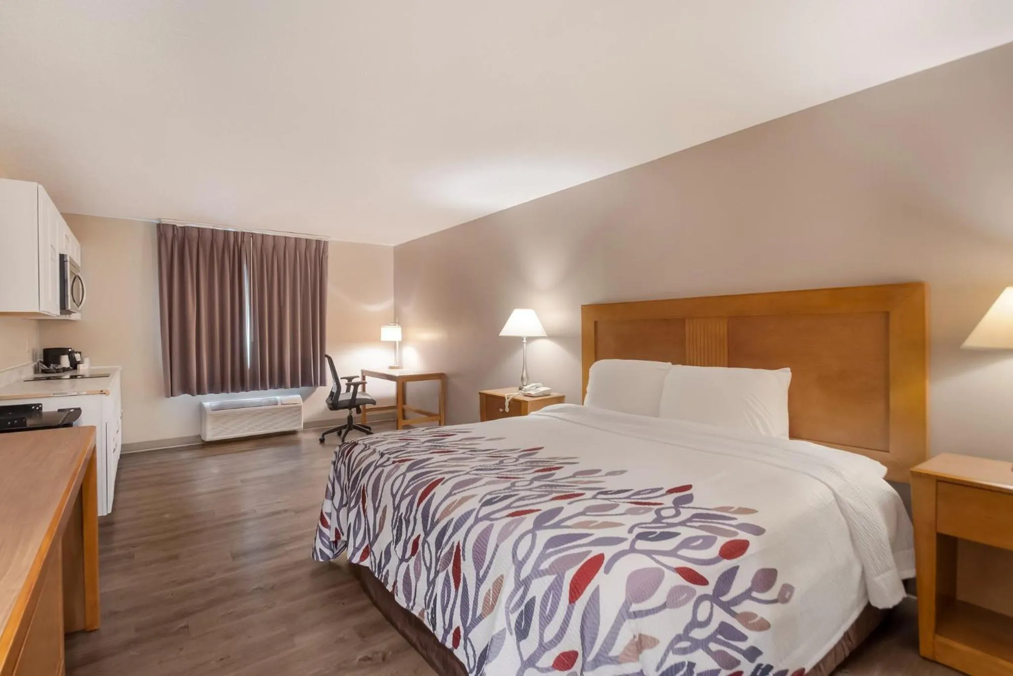 Superior King Room with Kitchenette Non-Smoking in Red Roof Inn Dahlgren - Naval Base