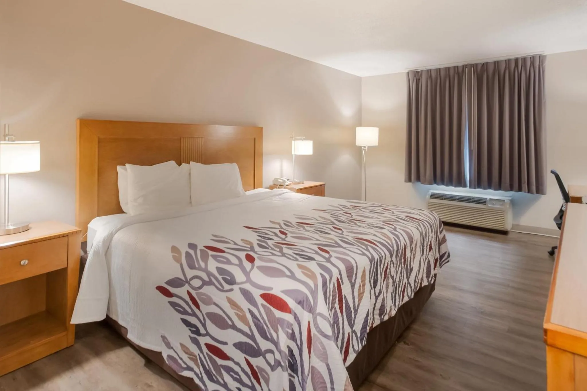 Deluxe King Room Non-Smoking in Red Roof Inn Dahlgren - Naval Base