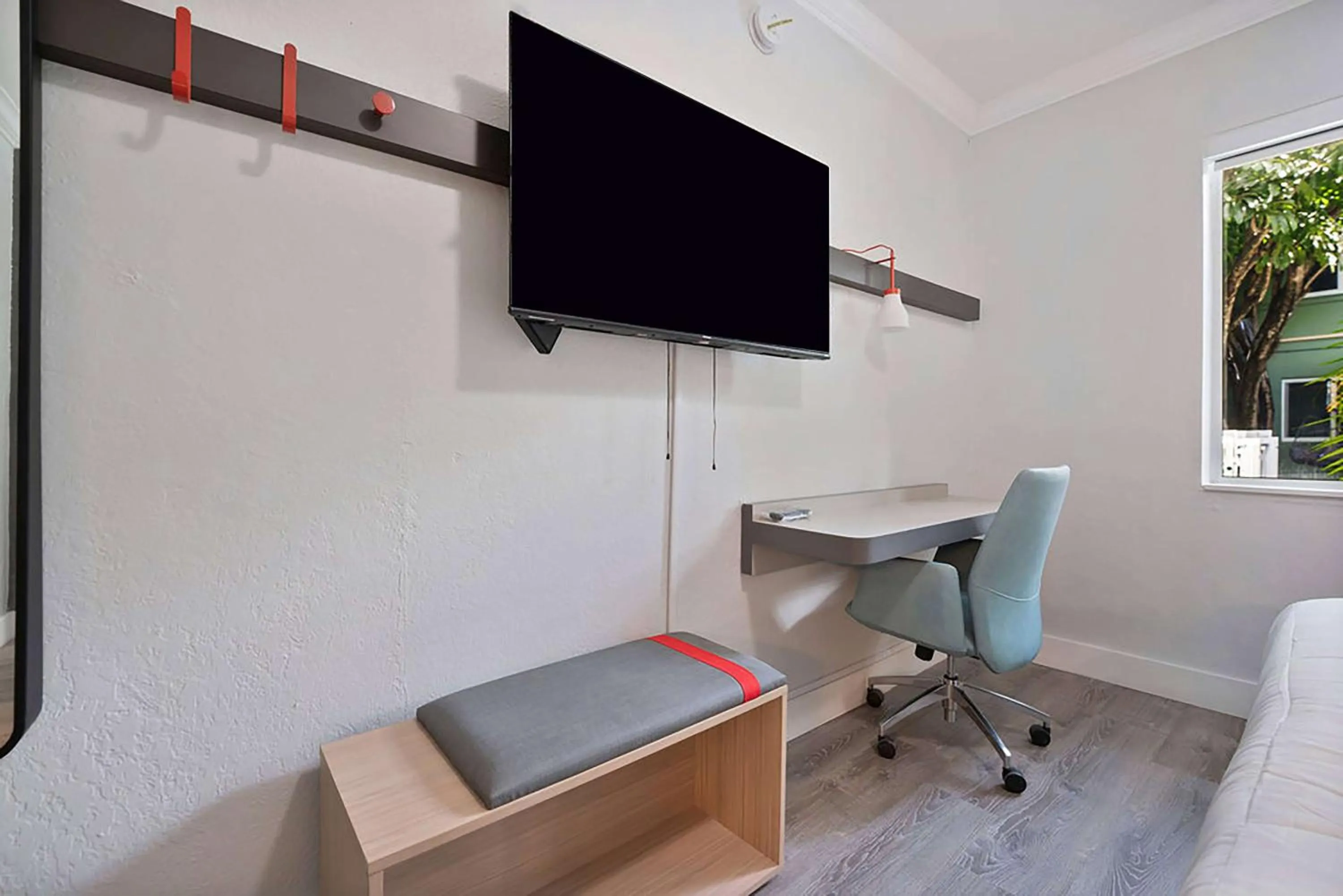 Queen Room with Roll In Shower - Mobility/Hearing Accessible - Non-Smoking in Atrium Hotel, Trademark Collection by Wyndham