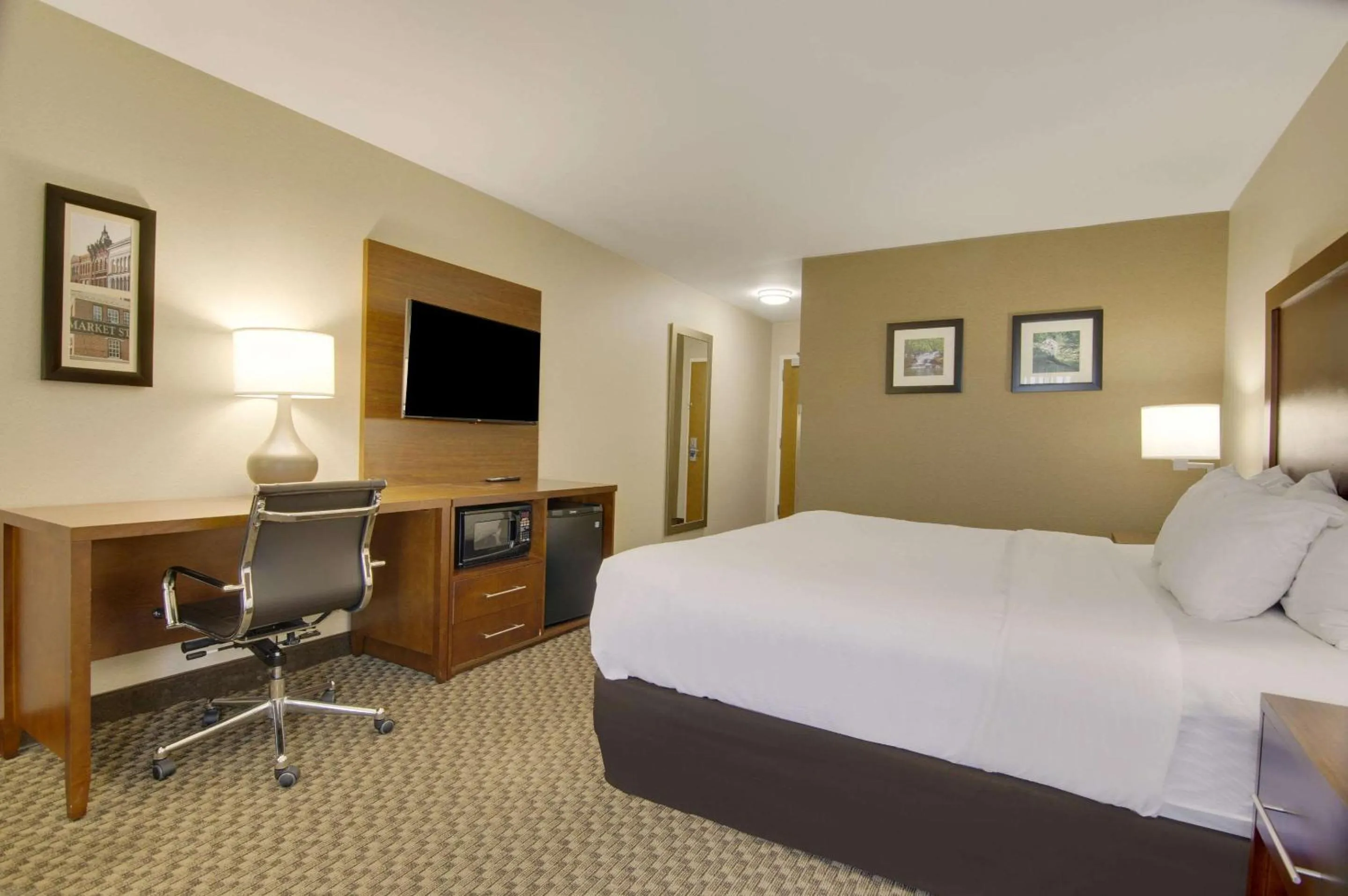 Business King Suite Upgrade - Accessible/Non-Smoking in Comfort Inn Airport