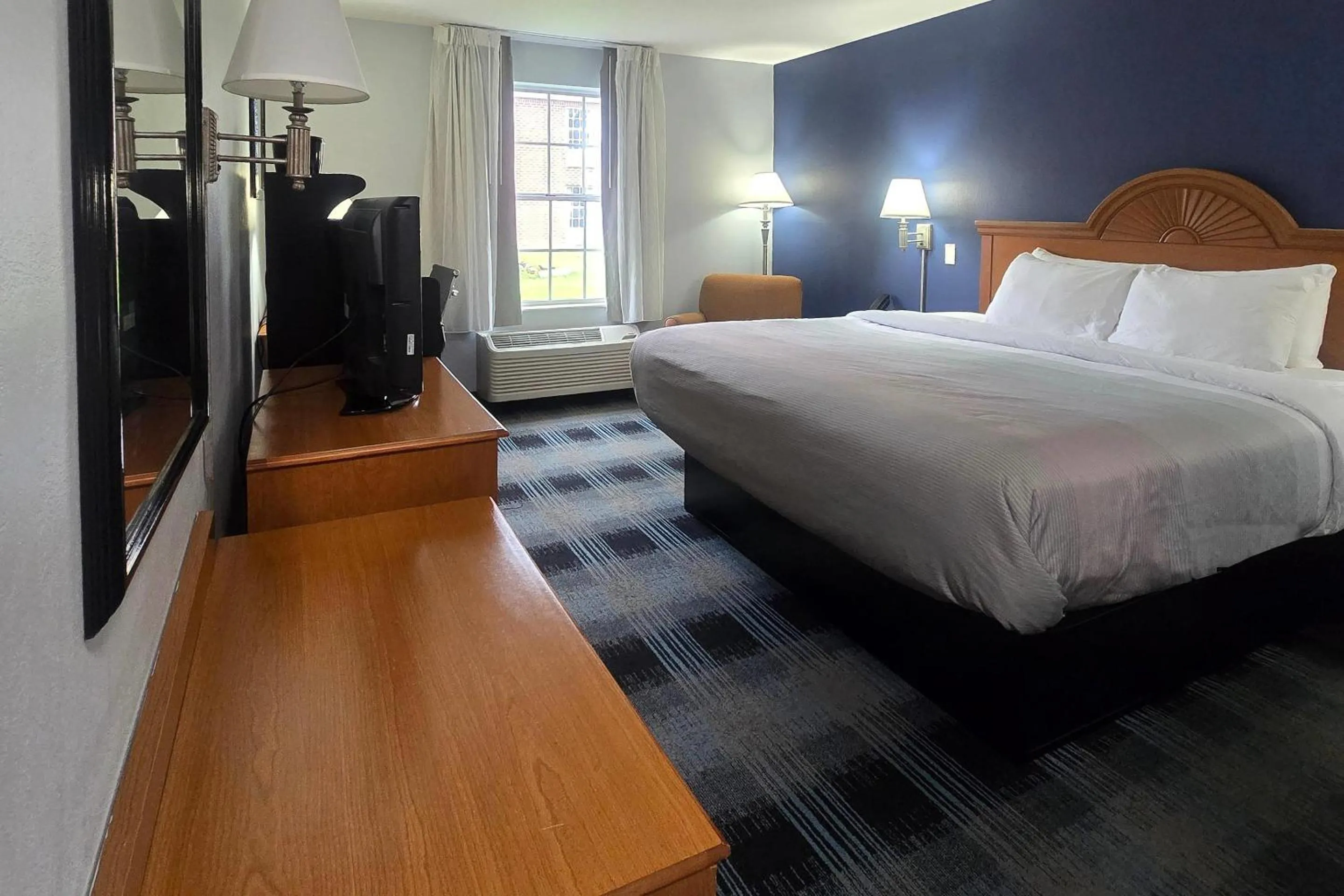 King Room - Accessible/Non-Smoking in Quality Inn Dublin I-81