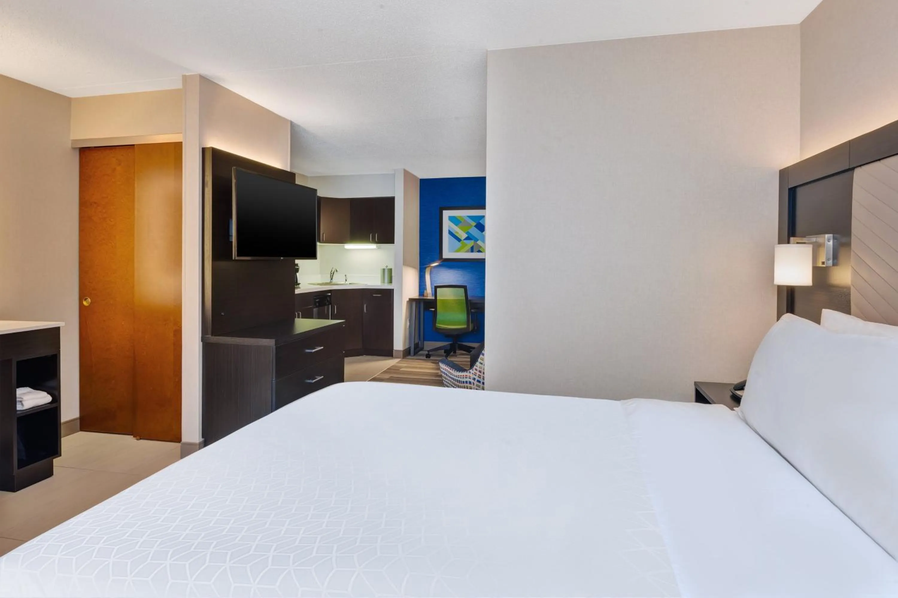 King Suite in Holiday Inn Express Blacksburg by IHG