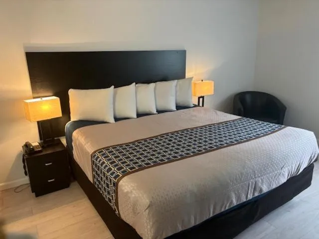 King Room - Disability Access in FairBridge Inn & Suites Sunnyside