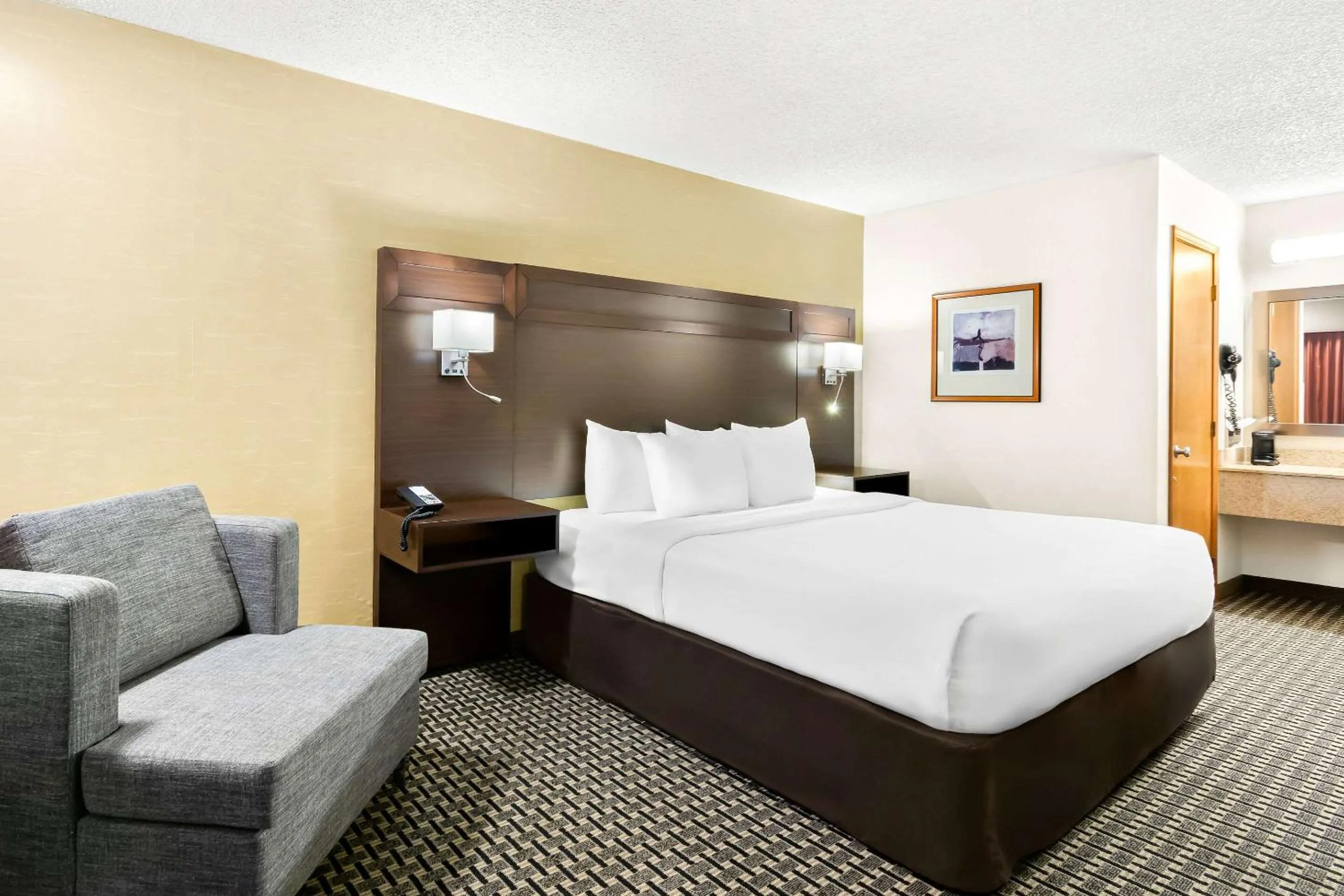 King Room - Non-Smoking in Quality Inn Mount Vernon