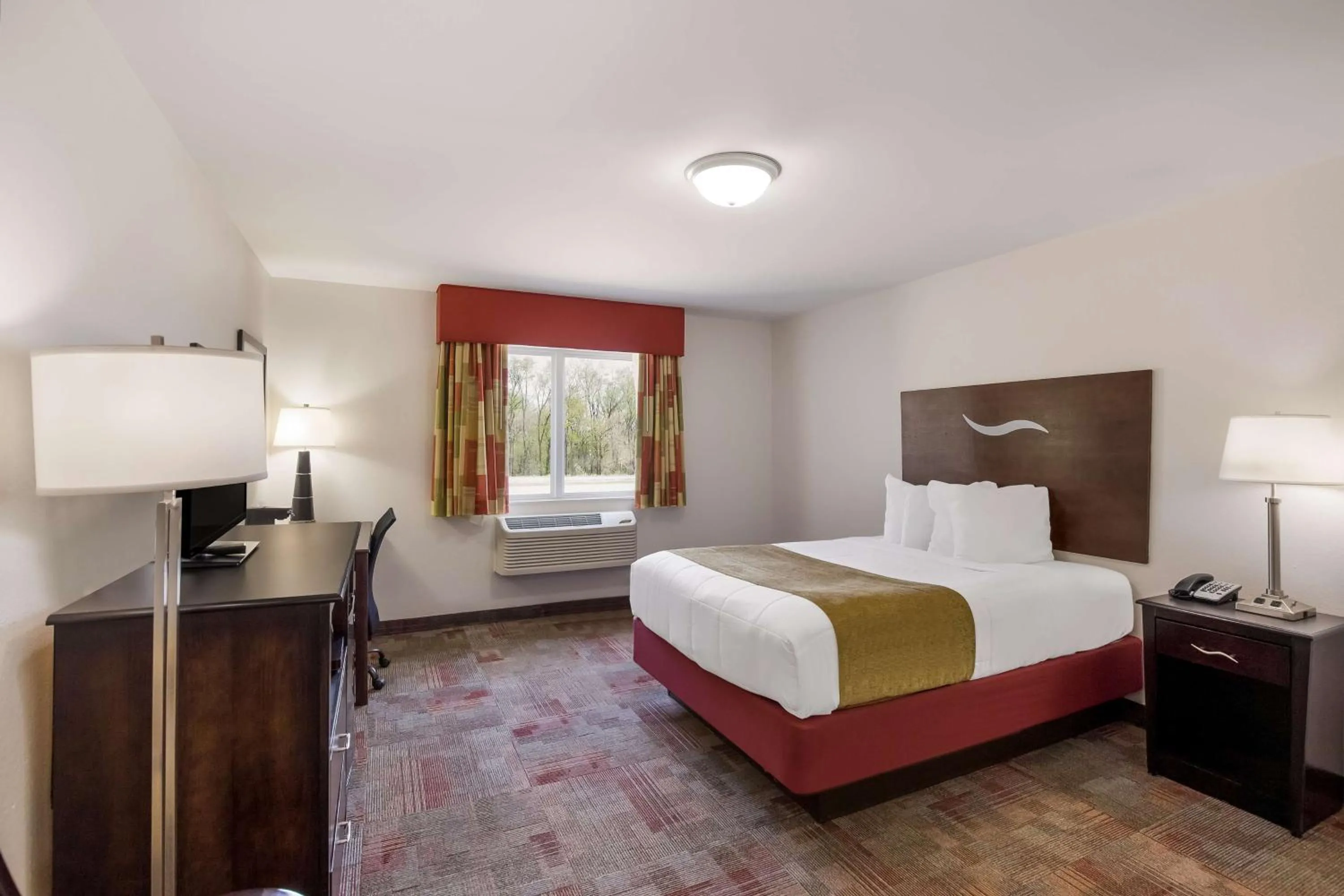 Queen Room - Mobility Accessible/Non-Smoking in SureStay Hotel by Best Western Whittington Rend Lake