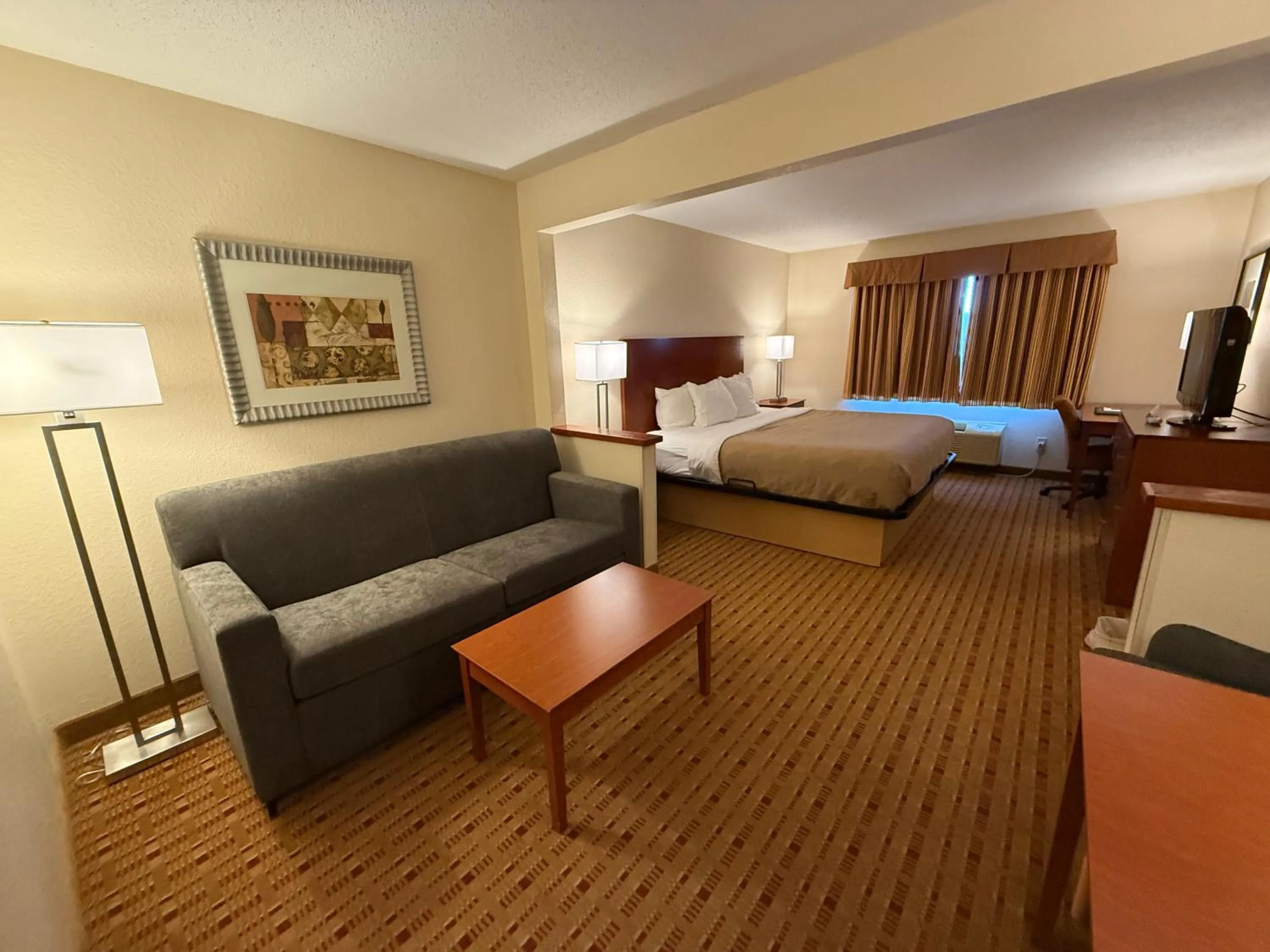 King Suite - Non-Smoking in Quality Inn & Suites Eau Claire University Area