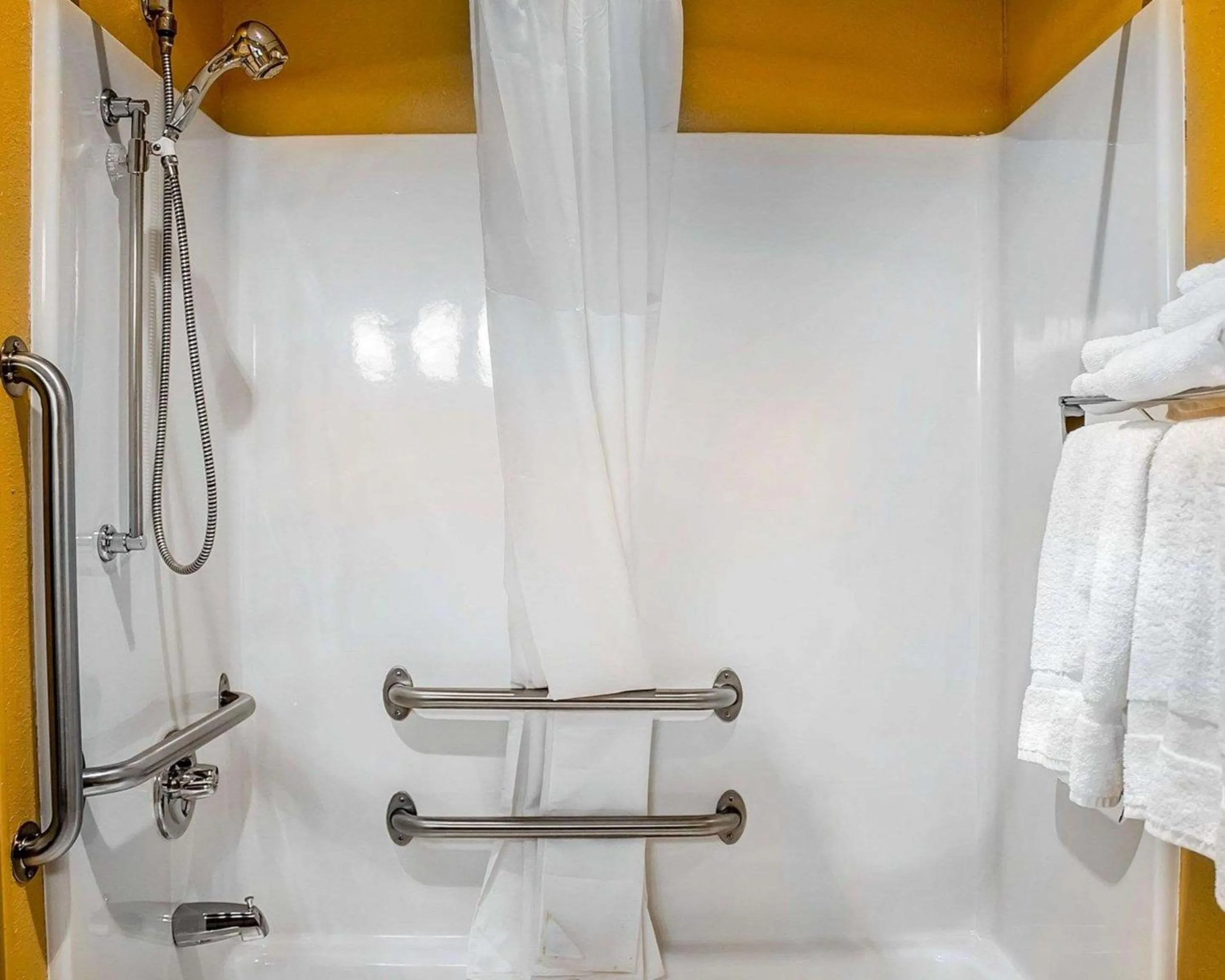 King Room - Disability Access/Non-Smoking in Quality Inn Manitowoc