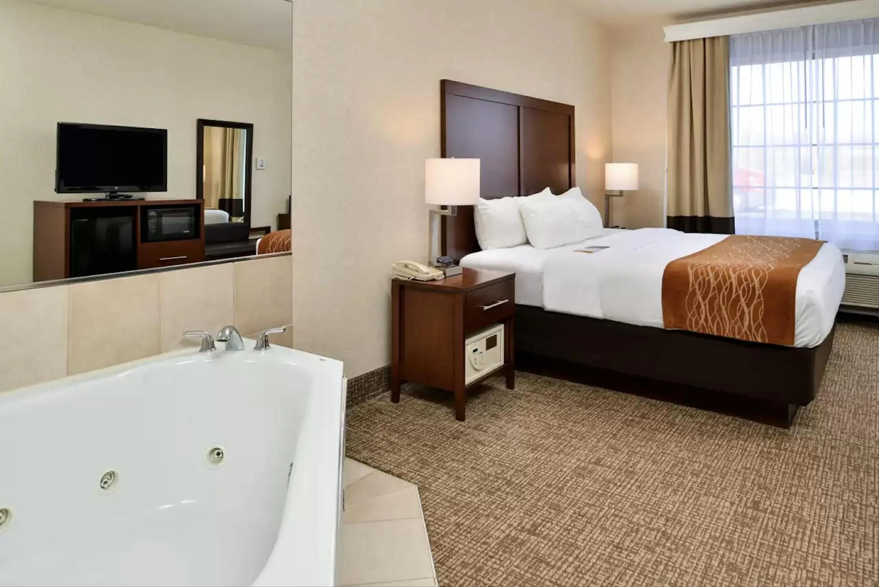 One Room Suite with Whirlpool - Non Smoking in Comfort Inn & Suites DeForest