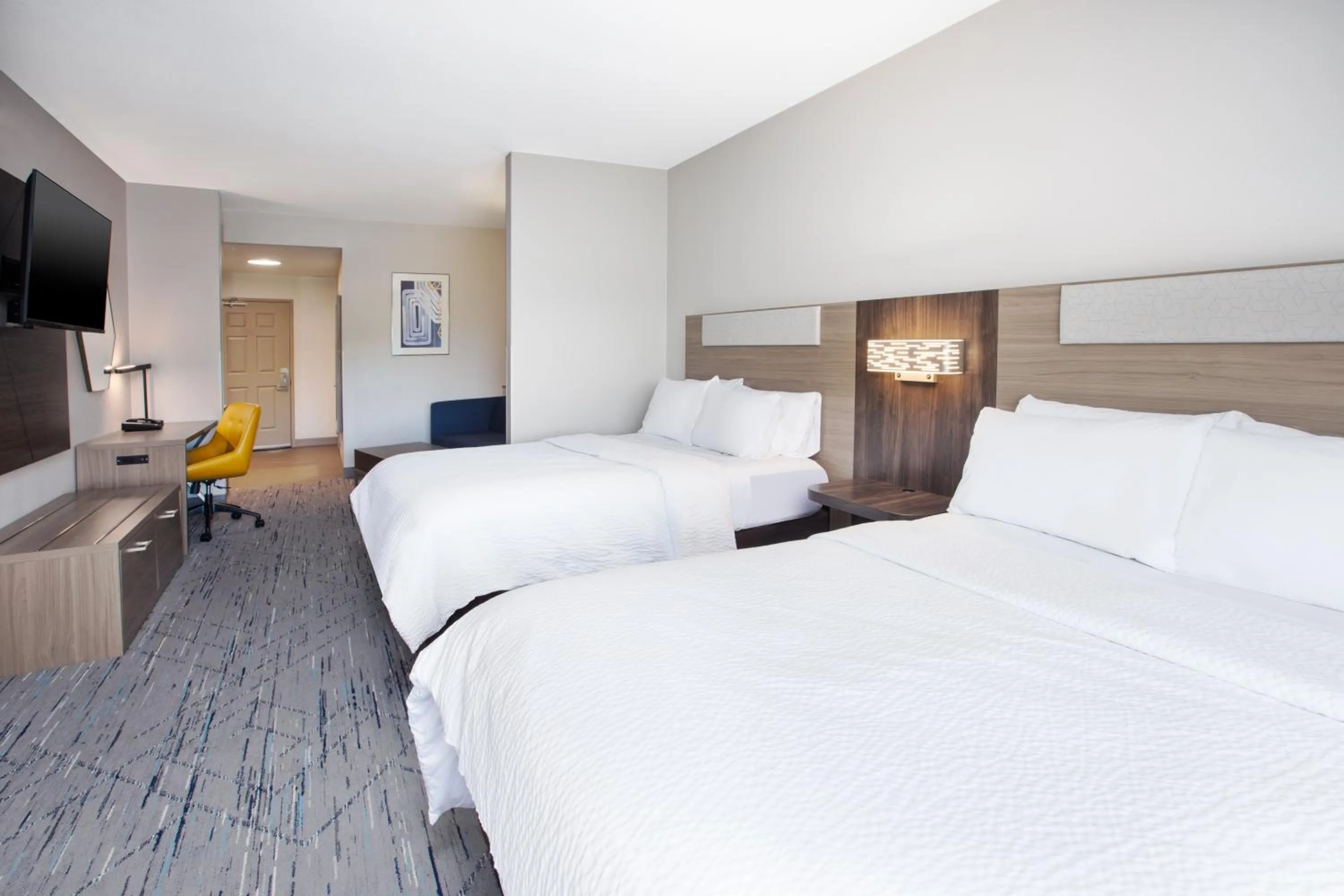 Standard Queen Room with Two Queen Beds and Tub - Mobility/Communications Accessible in Holiday Inn Express & Suites Milwaukee NW - Park Place by IHG