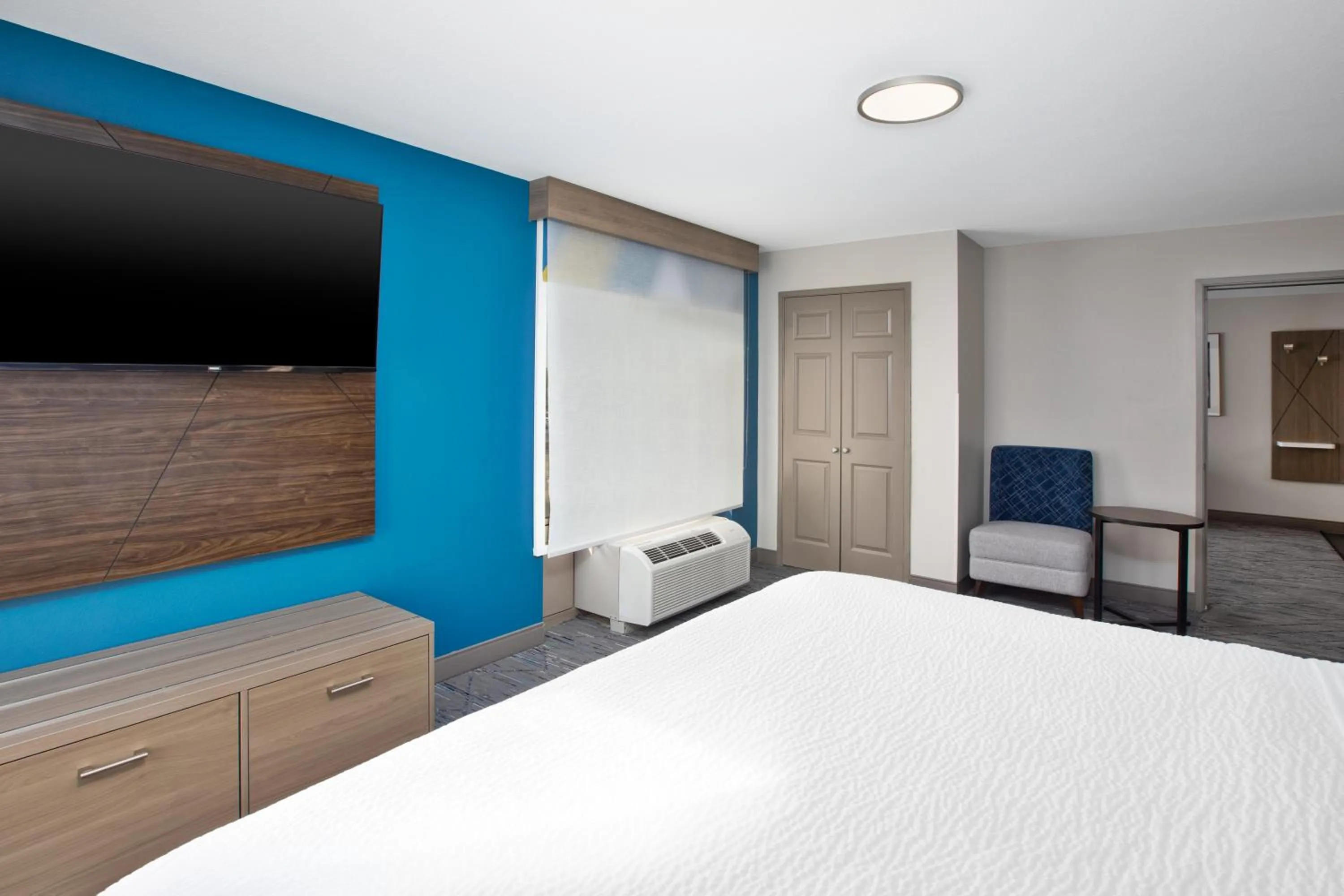 One-Bedroom Suite in Holiday Inn Express & Suites Milwaukee NW - Park Place by IHG