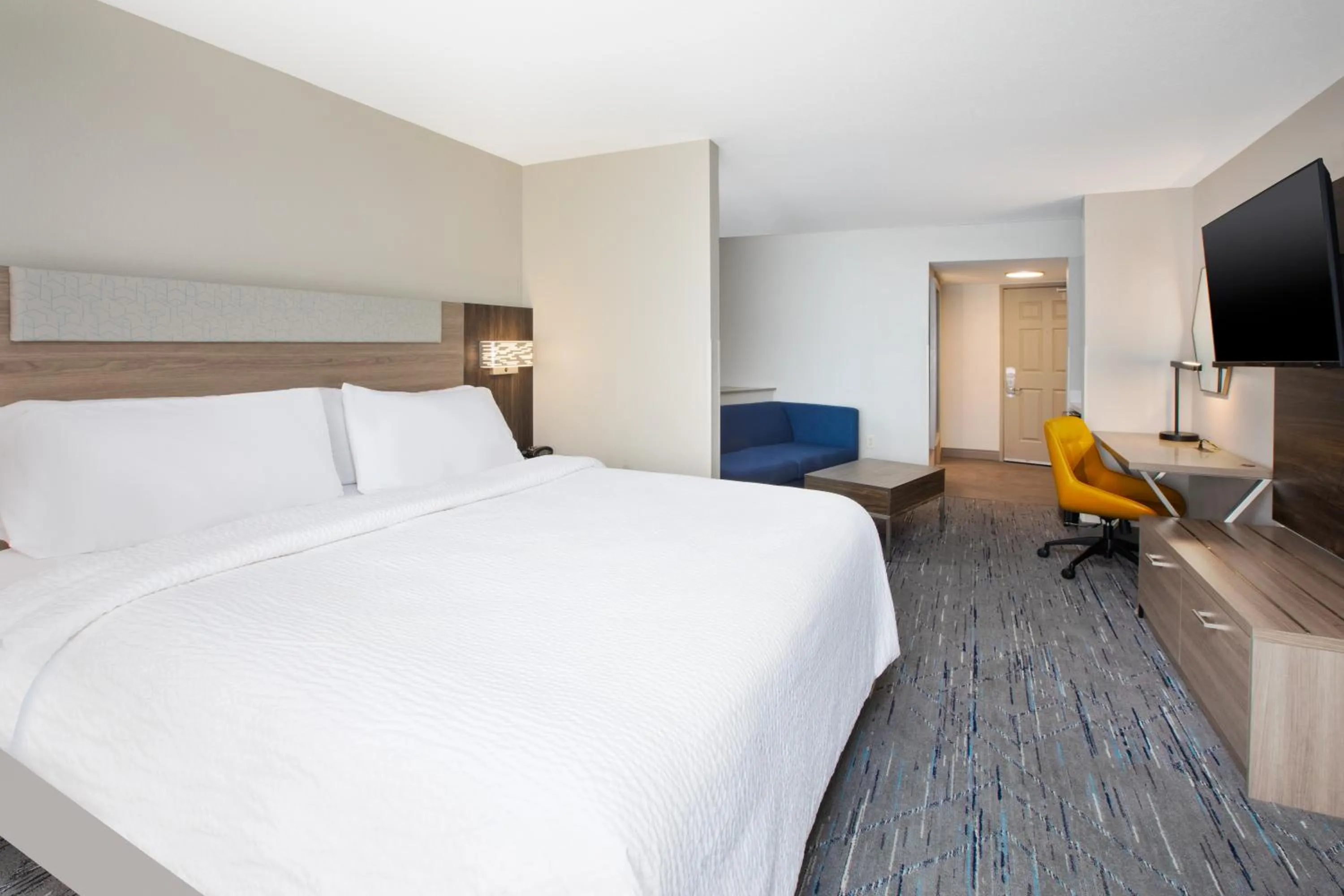 Standard King Room in Holiday Inn Express & Suites Milwaukee NW - Park Place by IHG
