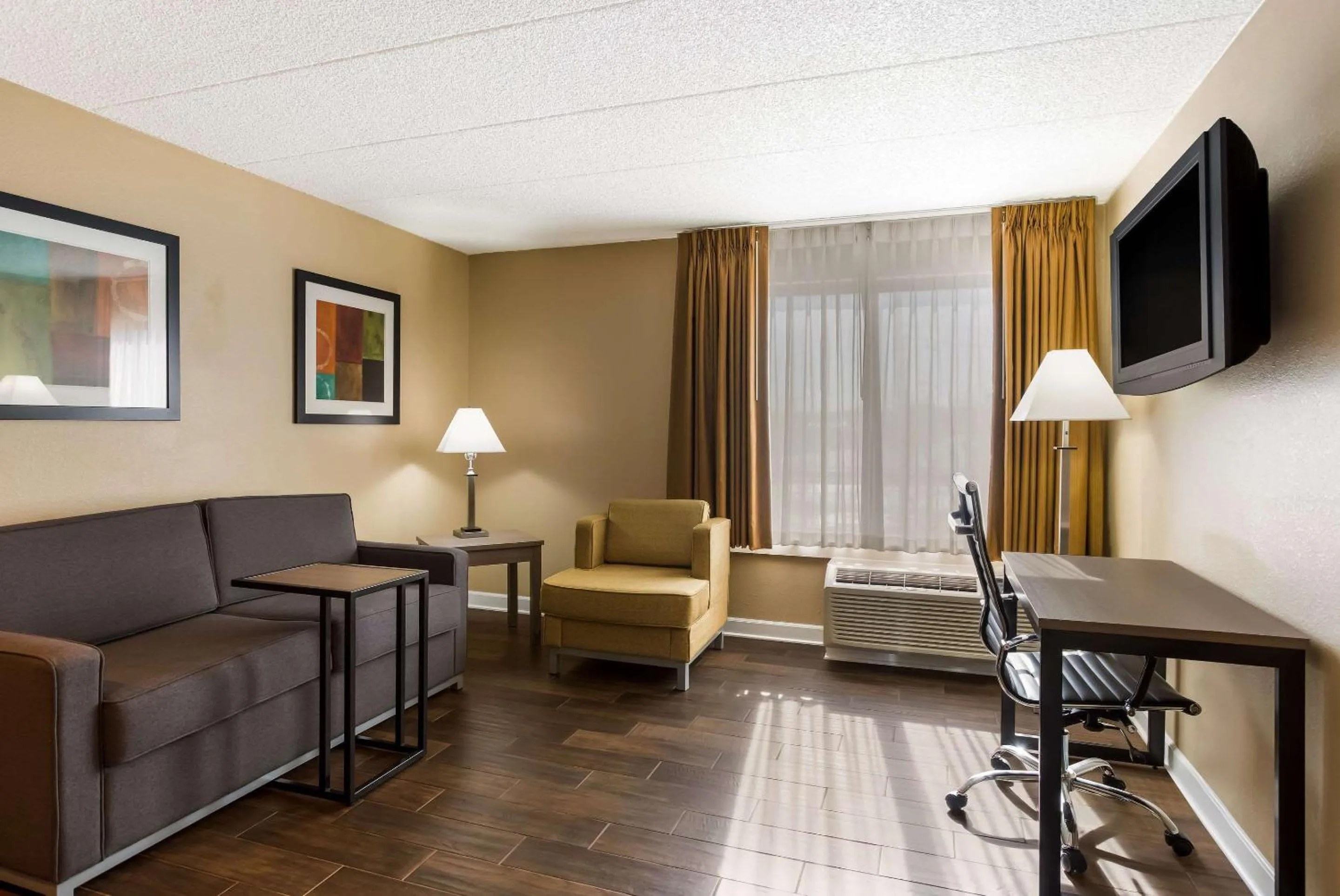 King Suite in Quality Suites Milwaukee Airport