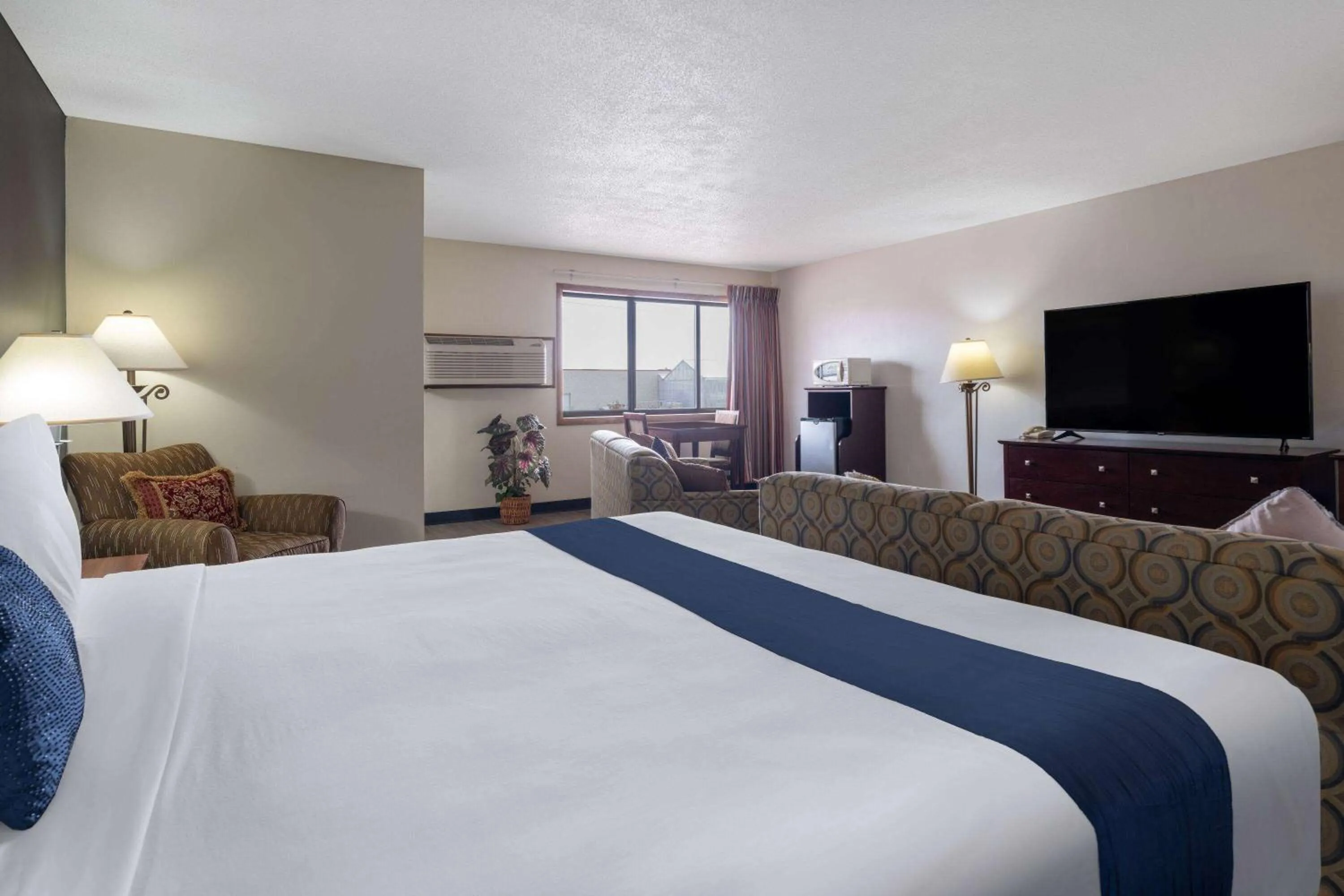 King Suite - Non-Smoking in Travelodge by Wyndham Merrill