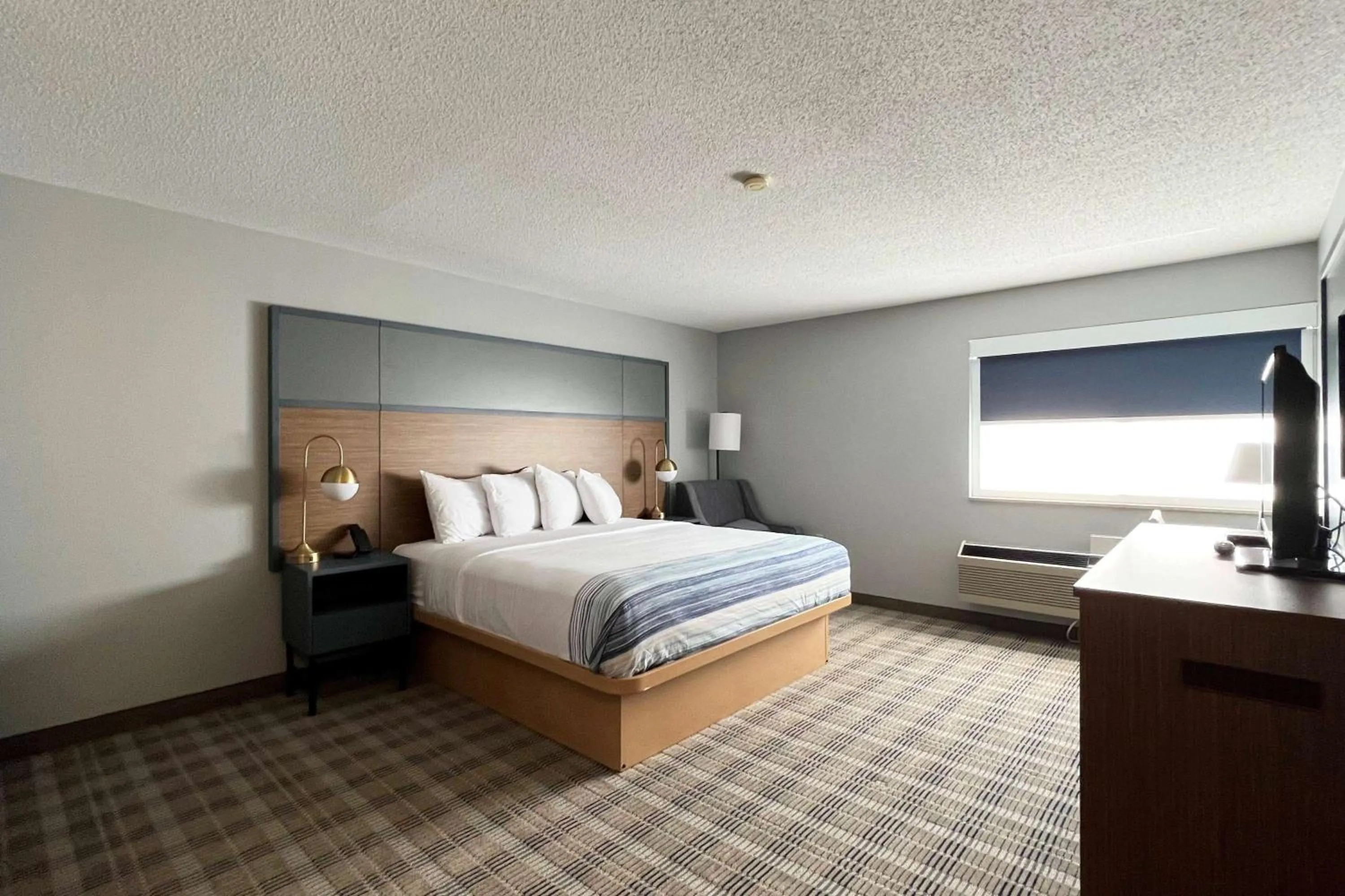 King Room with Mobility Access and Bathtub with Grab Bars, Non-Smoking in AmericInn by Wyndham Marshfield