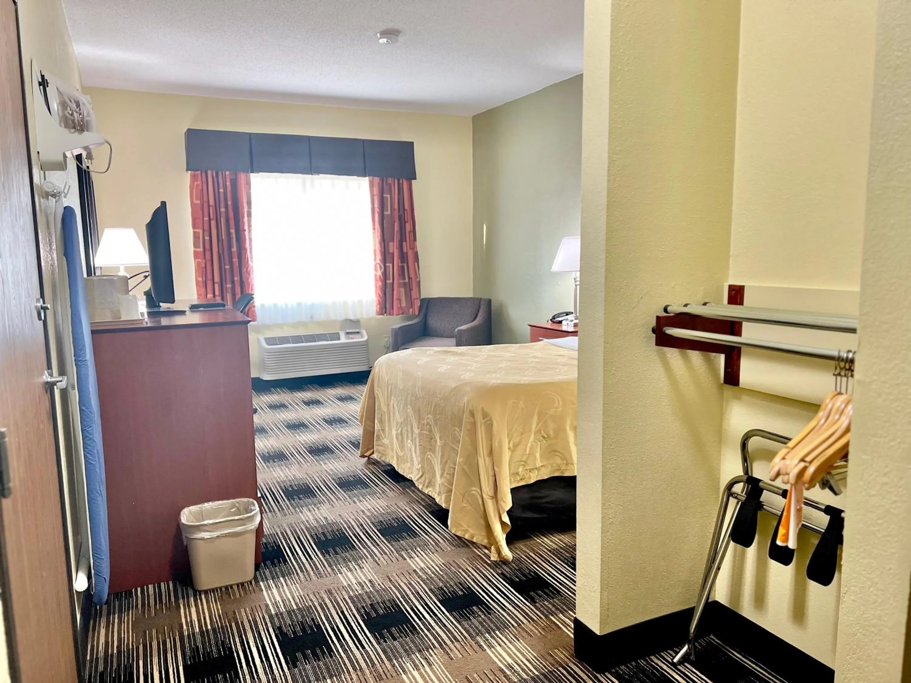 Queen Room - Accessible/Nonsmoking in Quality Inn & Suites Wisconsin Dells Downtown - Waterparks Area