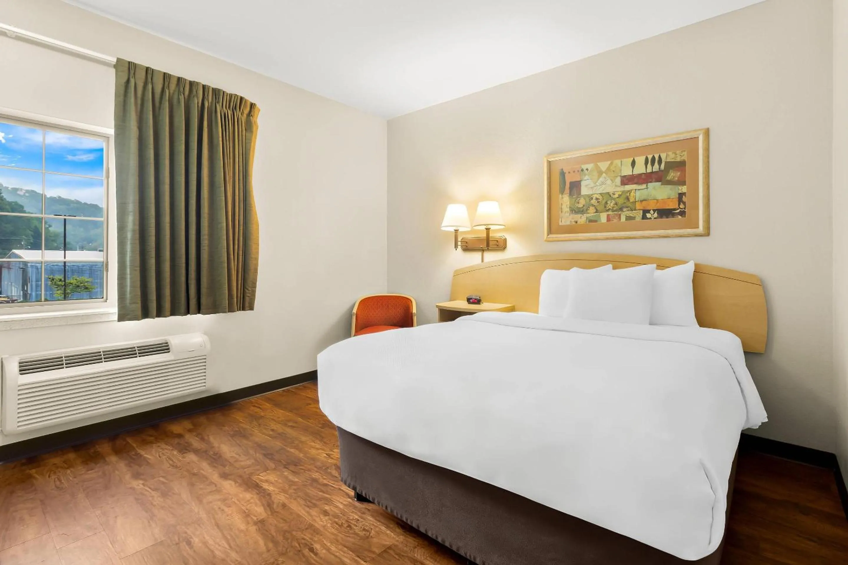 Queen Room - Non-Smoking in Suburban Studios Morgantown