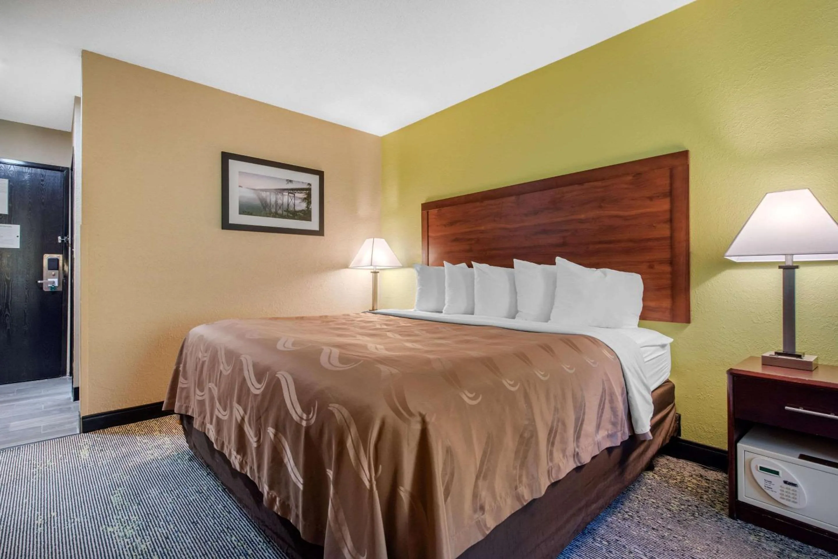 King Room - Non-Smoking in Quality Inn Morgantown