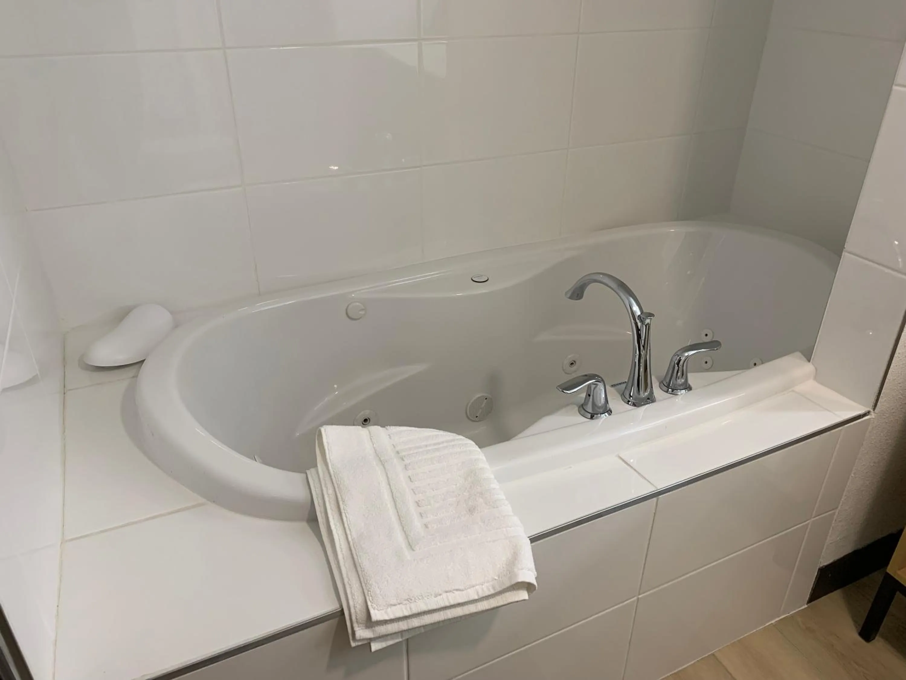 One Room Suite with Whirlpool - Non Smoking in Comfort Suites