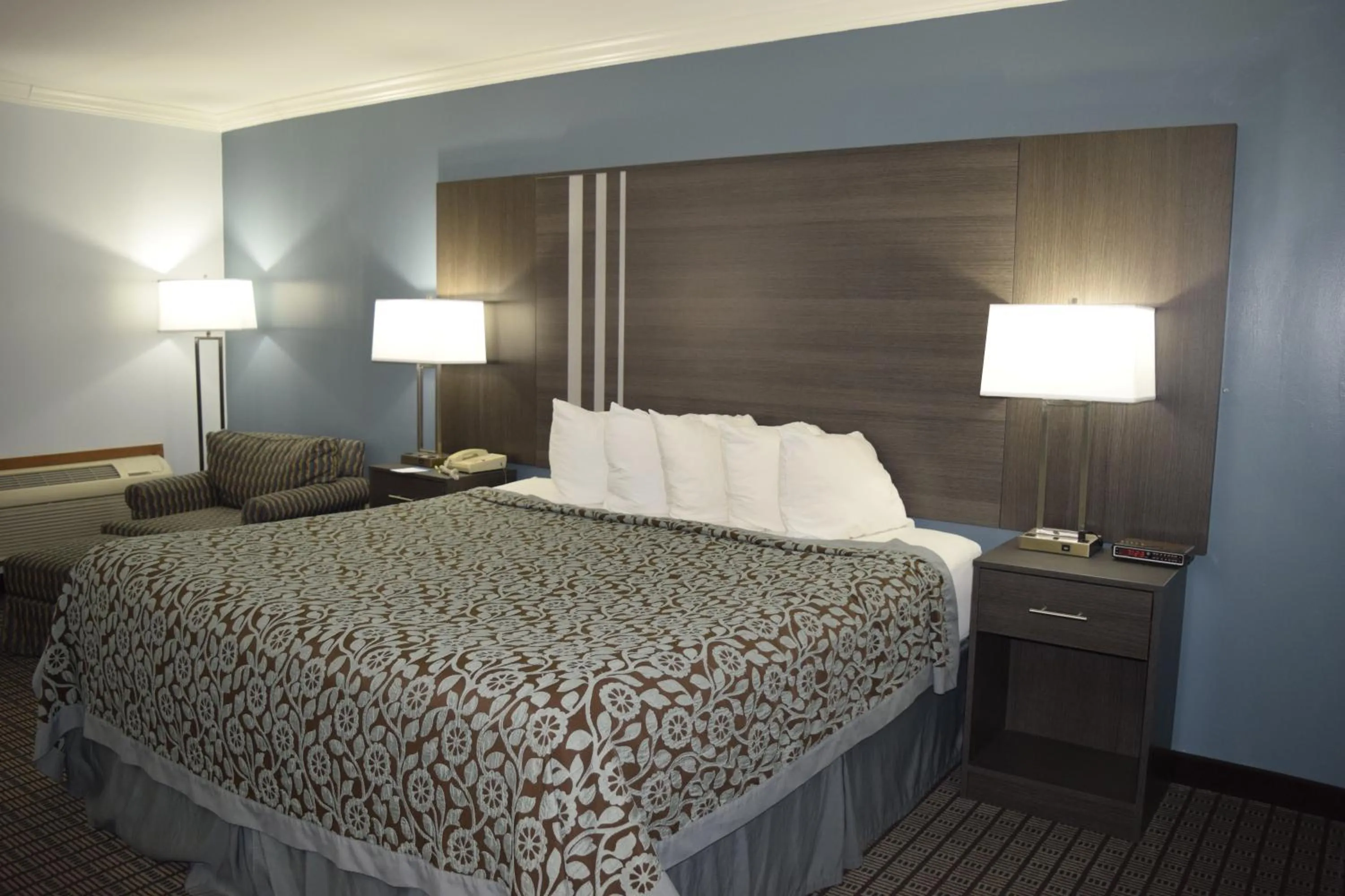 Deluxe King Room - Non-Smoking in Days Inn by Wyndham Rock Falls